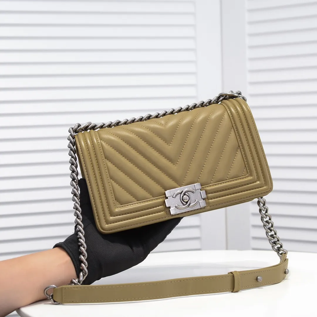 💰420￥ (Full sheepskin with original hardware) [Smile] Chanel Chanel 👑 Lambskin [Lightning] Thickened electroplated hardware accessories 🌈 The workmanship is comparable to the original order 💪 The bottom can be pinched and rebounded without trace, absolutely spot-on and real-life, fashionable and durable 💪💪 High-end quality, no pressure in and out of the drill cabinet 💏, size 25*15*8cm, style number: 67086V grid