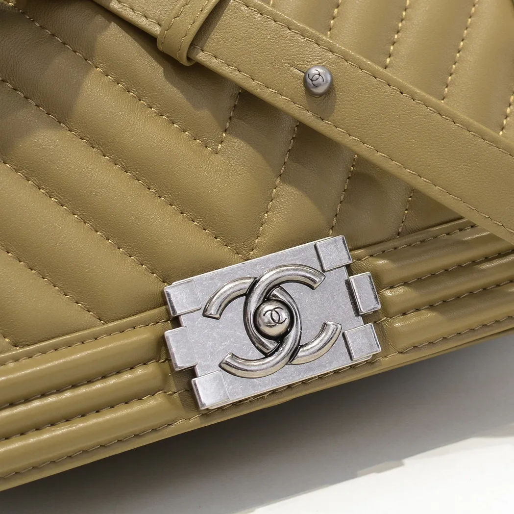 💰420￥ (Full sheepskin with original hardware) [Smile] Chanel Chanel 👑 Lambskin [Lightning] Thickened electroplated hardware accessories 🌈 The workmanship is comparable to the original order 💪 The bottom can be pinched and rebounded without trace, absolutely spot-on and real-life, fashionable and durable 💪💪 High-end quality, no pressure in and out of the drill cabinet 💏, size 25*15*8cm, style number: 67086V grid