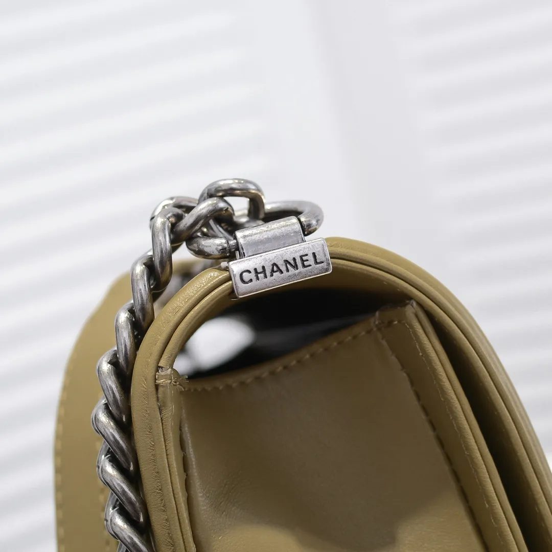💰420￥ (Full sheepskin with original hardware) [Smile] Chanel Chanel 👑 Lambskin [Lightning] Thickened electroplated hardware accessories 🌈 The workmanship is comparable to the original order 💪 The bottom can be pinched and rebounded without trace, absolutely spot-on and real-life, fashionable and durable 💪💪 High-end quality, no pressure in and out of the drill cabinet 💏, size 25*15*8cm, style number: 67086V grid