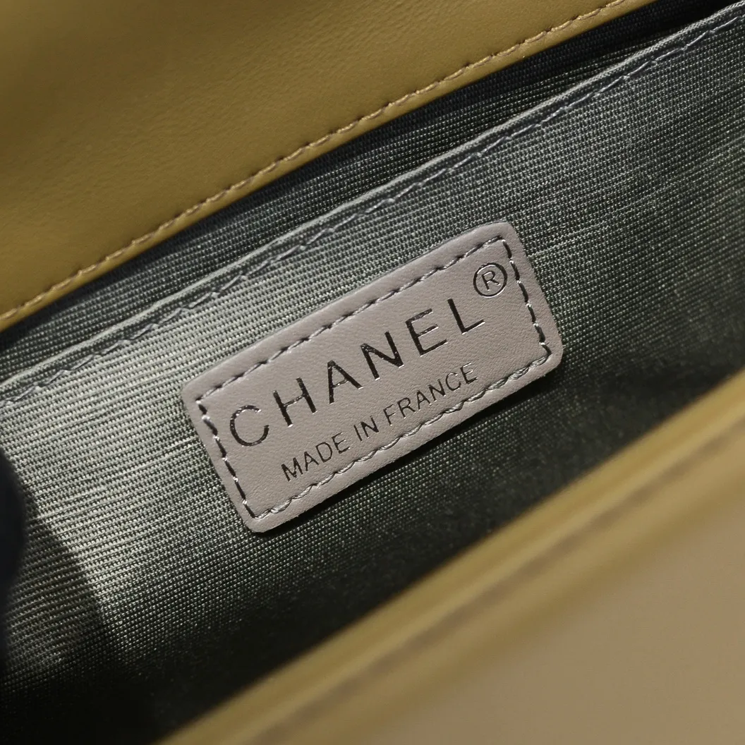 💰420￥ (Full sheepskin with original hardware) [Smile] Chanel Chanel 👑 Lambskin [Lightning] Thickened electroplated hardware accessories 🌈 The workmanship is comparable to the original order 💪 The bottom can be pinched and rebounded without trace, absolutely spot-on and real-life, fashionable and durable 💪💪 High-end quality, no pressure in and out of the drill cabinet 💏, size 25*15*8cm, style number: 67086V grid