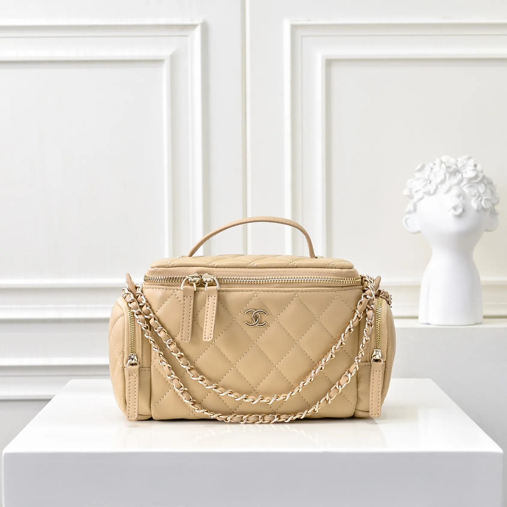 💰520￥👑CHANEL24K new camera bag📷 Full marks for high-end, worth recommending. Lambskin with metal chain. The small and exquisite camera shape with golden embellishments not only adds a touch of playfulness, but also makes the whole thing more romantic and elegant~ This bag adds a touch of elf-like agility. It is a versatile item that can be worn on the shoulder or crossbody! Size: 24x13cm Style number: 1216