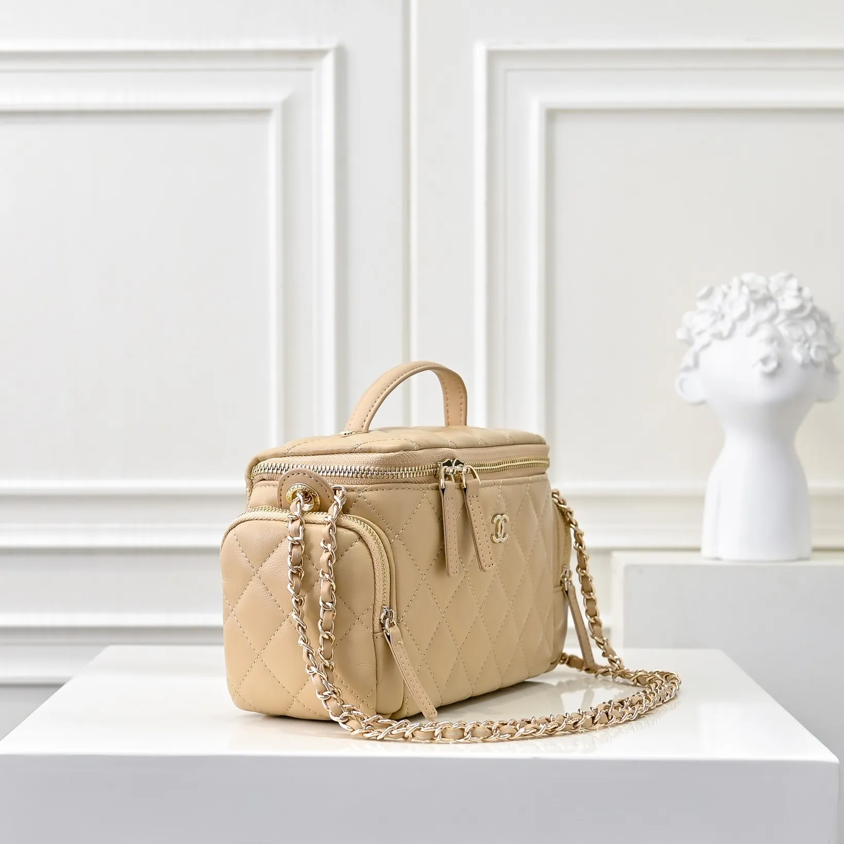 💰520￥👑CHANEL24K new camera bag📷 Full marks for high-end, worth recommending. Lambskin with metal chain. The small and exquisite camera shape with golden embellishments not only adds a touch of playfulness, but also makes the whole thing more romantic and elegant~ This bag adds a touch of elf-like agility. It is a versatile item that can be worn on the shoulder or crossbody! Size: 24x13cm Style number: 1216