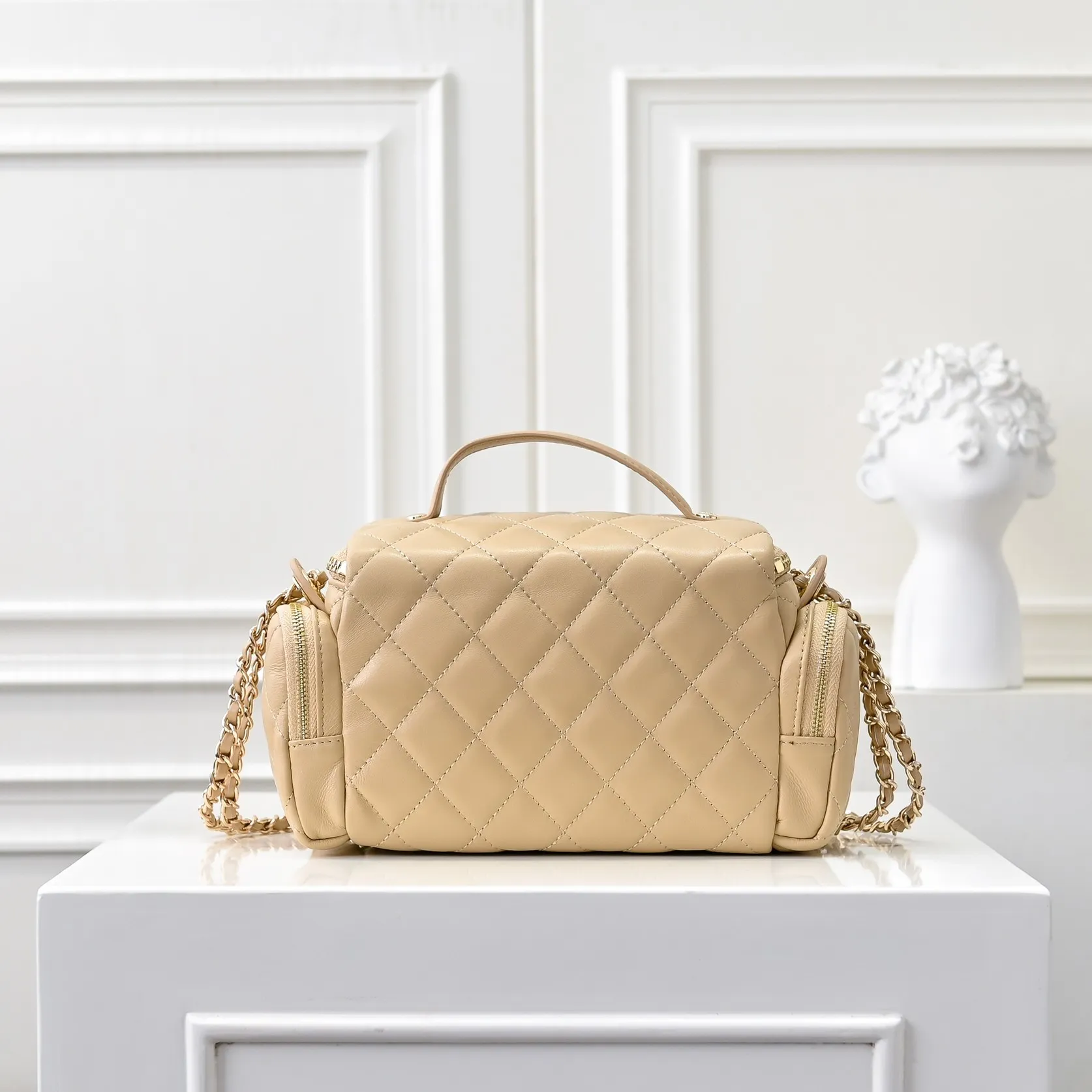 💰520￥👑CHANEL24K new camera bag📷 Full marks for high-end, worth recommending. Lambskin with metal chain. The small and exquisite camera shape with golden embellishments not only adds a touch of playfulness, but also makes the whole thing more romantic and elegant~ This bag adds a touch of elf-like agility. It is a versatile item that can be worn on the shoulder or crossbody! Size: 24x13cm Style number: 1216
