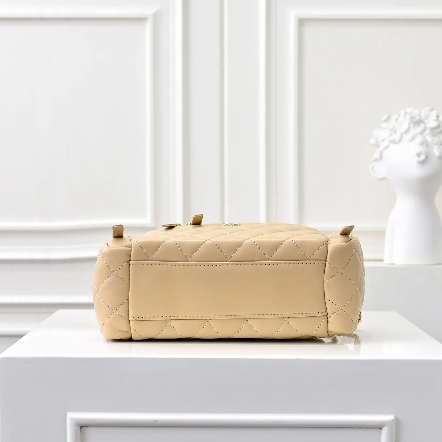 💰520￥👑CHANEL24K new camera bag📷 Full marks for high-end, worth recommending. Lambskin with metal chain. The small and exquisite camera shape with golden embellishments not only adds a touch of playfulness, but also makes the whole thing more romantic and elegant~ This bag adds a touch of elf-like agility. It is a versatile item that can be worn on the shoulder or crossbody! Size: 24x13cm Style number: 1216