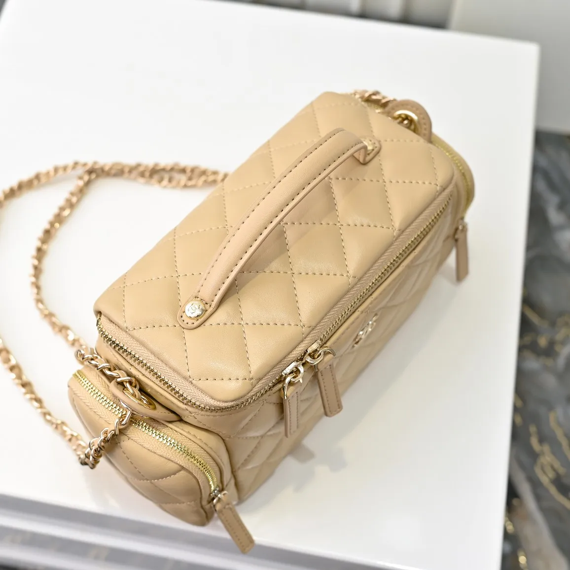 💰520￥👑CHANEL24K new camera bag📷 Full marks for high-end, worth recommending. Lambskin with metal chain. The small and exquisite camera shape with golden embellishments not only adds a touch of playfulness, but also makes the whole thing more romantic and elegant~ This bag adds a touch of elf-like agility. It is a versatile item that can be worn on the shoulder or crossbody! Size: 24x13cm Style number: 1216