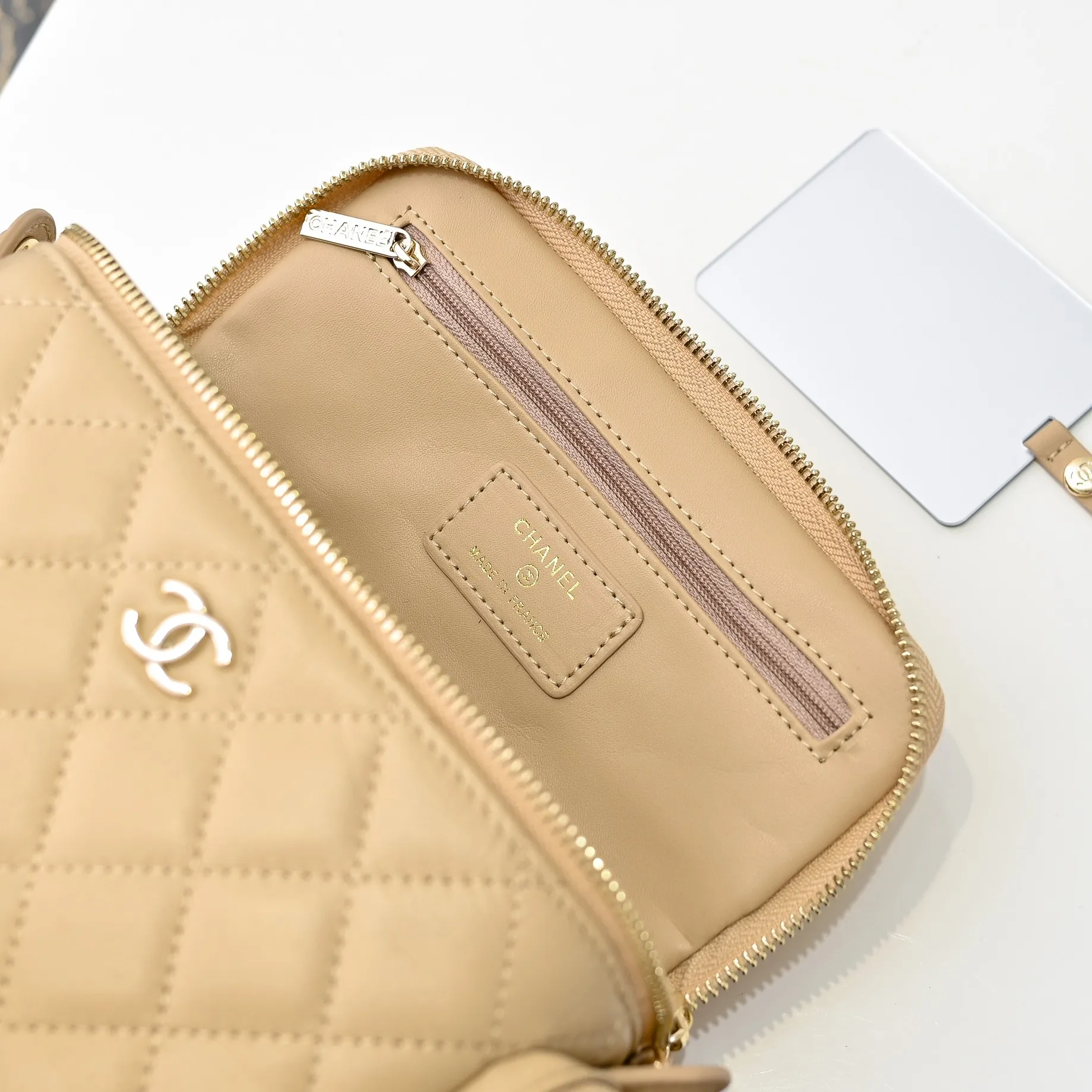 💰520￥👑CHANEL24K new camera bag📷 Full marks for high-end, worth recommending. Lambskin with metal chain. The small and exquisite camera shape with golden embellishments not only adds a touch of playfulness, but also makes the whole thing more romantic and elegant~ This bag adds a touch of elf-like agility. It is a versatile item that can be worn on the shoulder or crossbody! Size: 24x13cm Style number: 1216