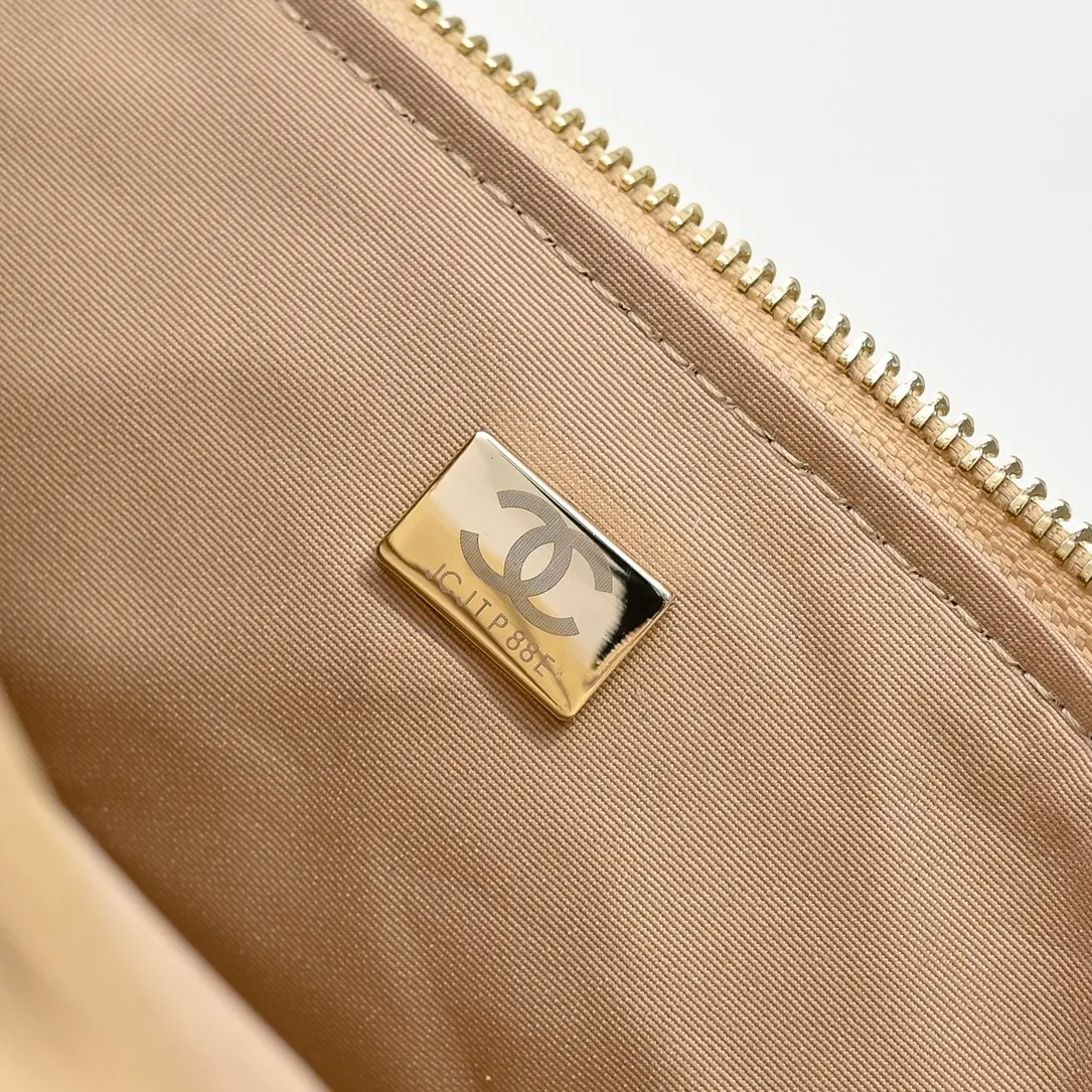 💰520￥👑CHANEL24K new camera bag📷 Full marks for high-end, worth recommending. Lambskin with metal chain. The small and exquisite camera shape with golden embellishments not only adds a touch of playfulness, but also makes the whole thing more romantic and elegant~ This bag adds a touch of elf-like agility. It is a versatile item that can be worn on the shoulder or crossbody! Size: 24x13cm Style number: 1216