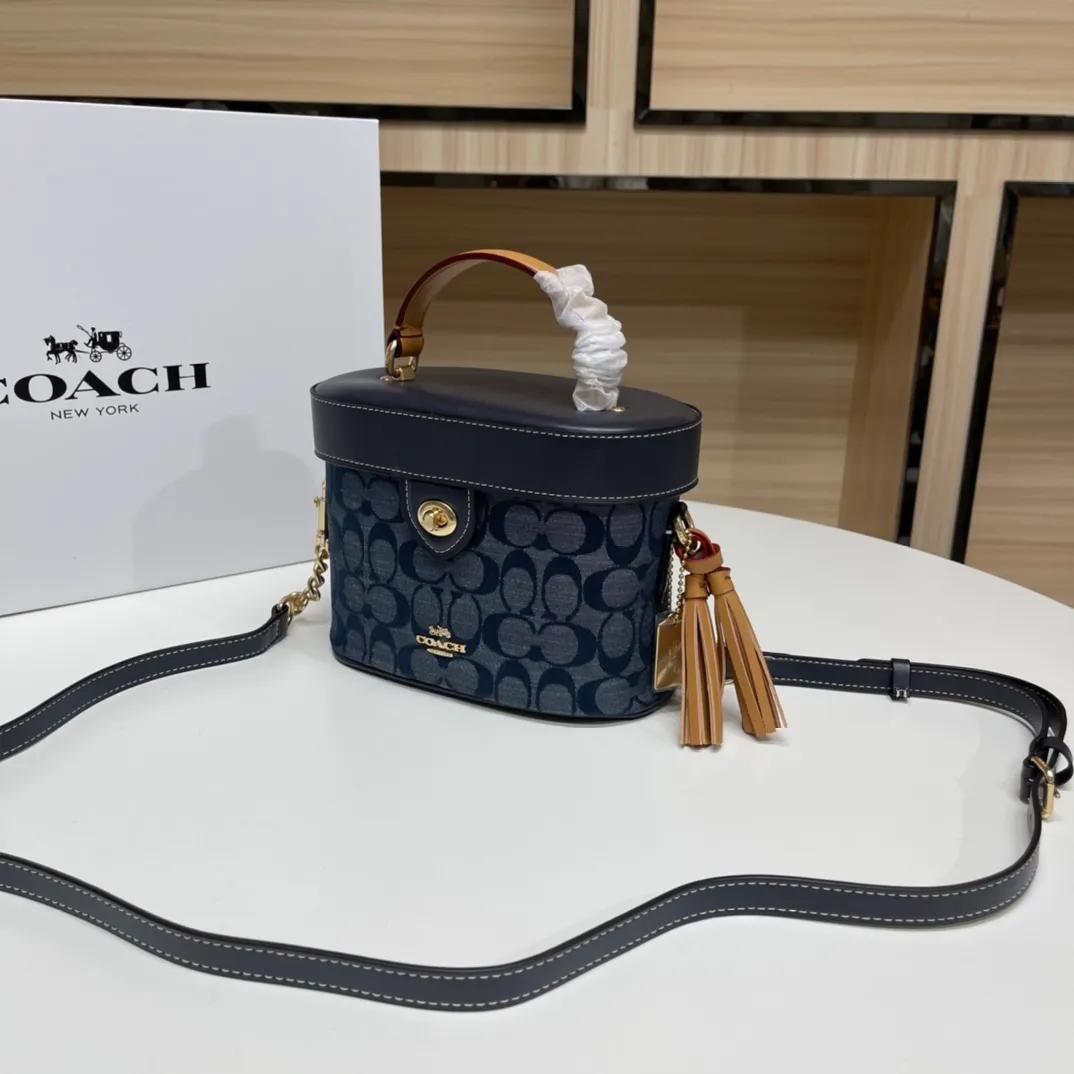 Batch 480💰. Original coach/Coach new model 5503 Chambray series cosmetic bag, first layer cowhide stitching model. Fashionable and versatile. Fresh and cute. Dimensions: width 20X height 14X11.5. 🌸
