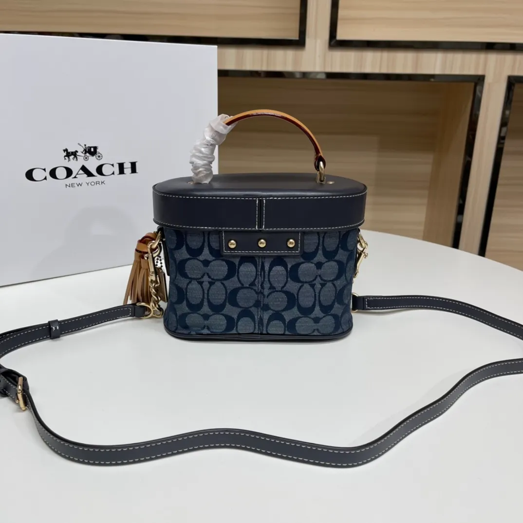 Batch 480💰. Original coach/Coach new model 5503 Chambray series cosmetic bag, first layer cowhide stitching model. Fashionable and versatile. Fresh and cute. Dimensions: width 20X height 14X11.5. 🌸