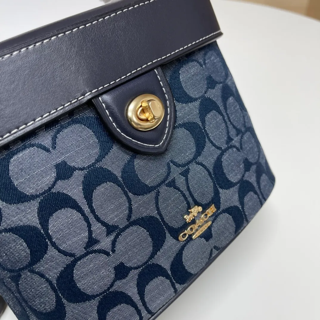 Batch 480💰. Original coach/Coach new model 5503 Chambray series cosmetic bag, first layer cowhide stitching model. Fashionable and versatile. Fresh and cute. Dimensions: width 20X height 14X11.5. 🌸