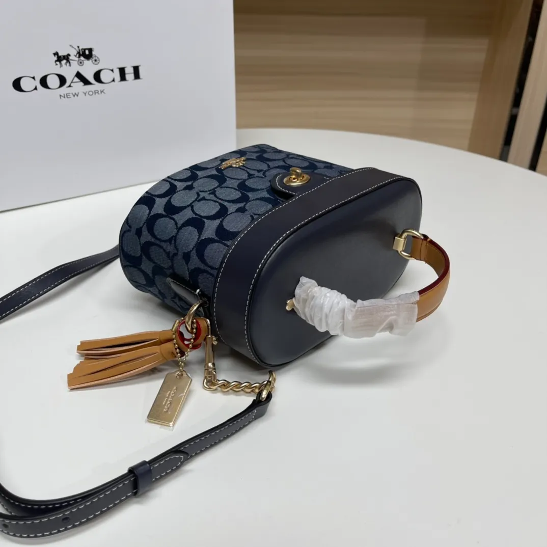 Batch 480💰. Original coach/Coach new model 5503 Chambray series cosmetic bag, first layer cowhide stitching model. Fashionable and versatile. Fresh and cute. Dimensions: width 20X height 14X11.5. 🌸