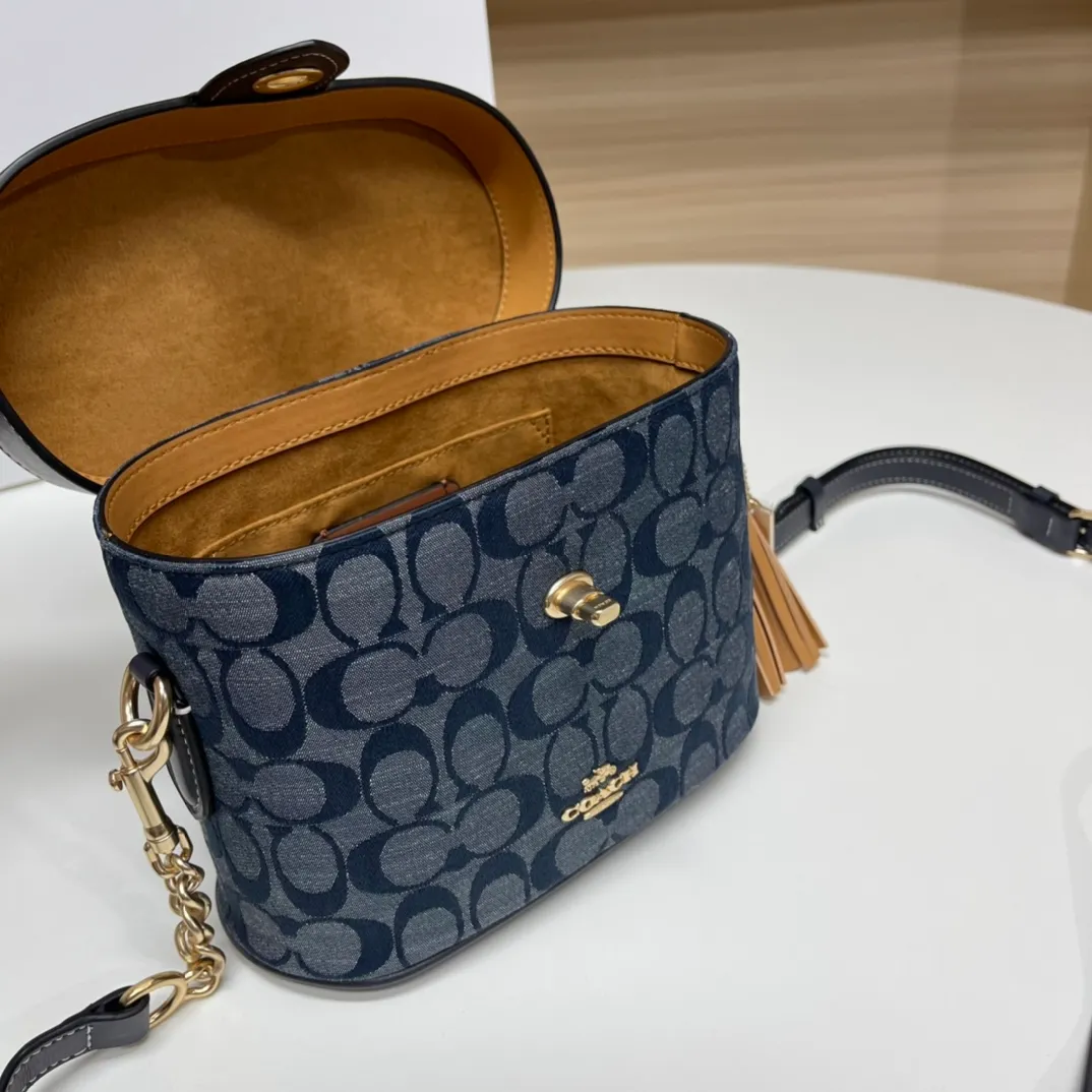 Batch 480💰. Original coach/Coach new model 5503 Chambray series cosmetic bag, first layer cowhide stitching model. Fashionable and versatile. Fresh and cute. Dimensions: width 20X height 14X11.5. 🌸