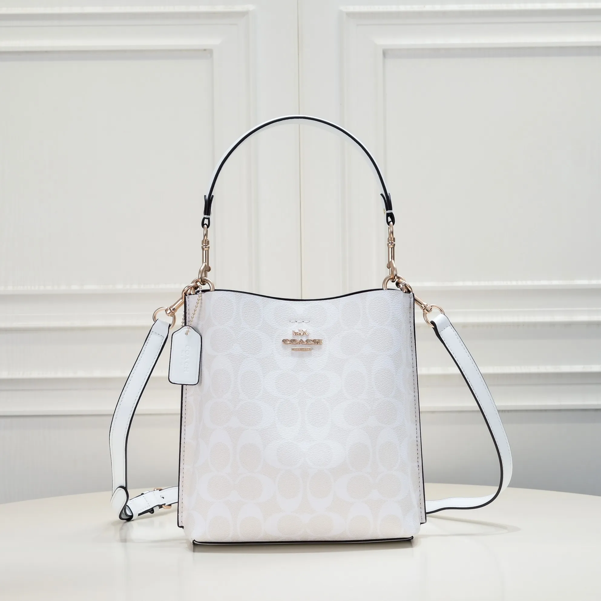 CA582, Coach's latest Mollie series bucket bag, small size, made of old PVC material and cowhide material. It is equipped with two detachable shoulder straps, long and short, which can be carried by hand or cross-body. There is a zipper compartment in the middle of the bag, which has good accommodation. The flat body of the bag is more comfortable on the upper body. Size:22*20*10cm