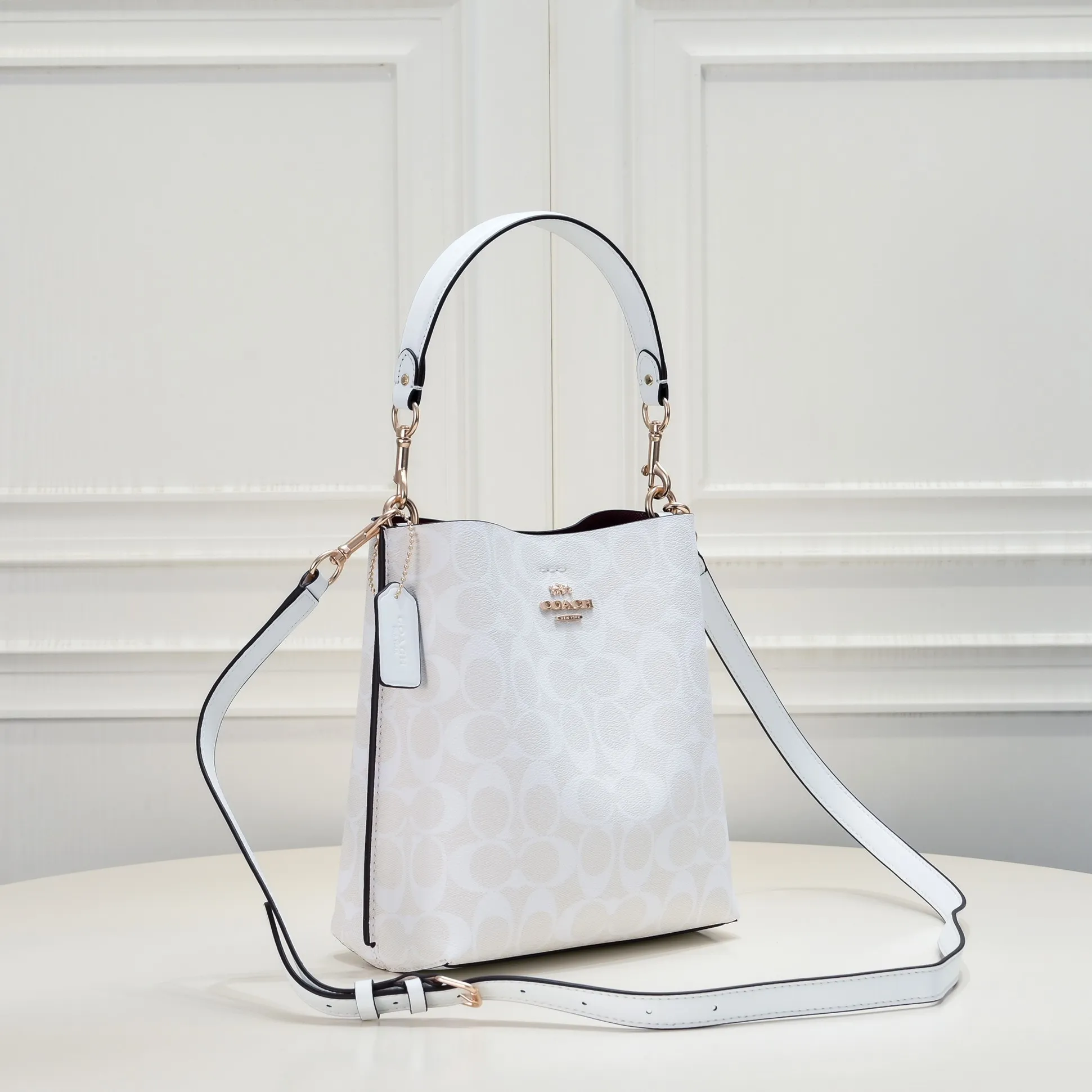 CA582, Coach's latest Mollie series bucket bag, small size, made of old PVC material and cowhide material. It is equipped with two detachable shoulder straps, long and short, which can be carried by hand or cross-body. There is a zipper compartment in the middle of the bag, which has good accommodation. The flat body of the bag is more comfortable on the upper body. Size:22*20*10cm