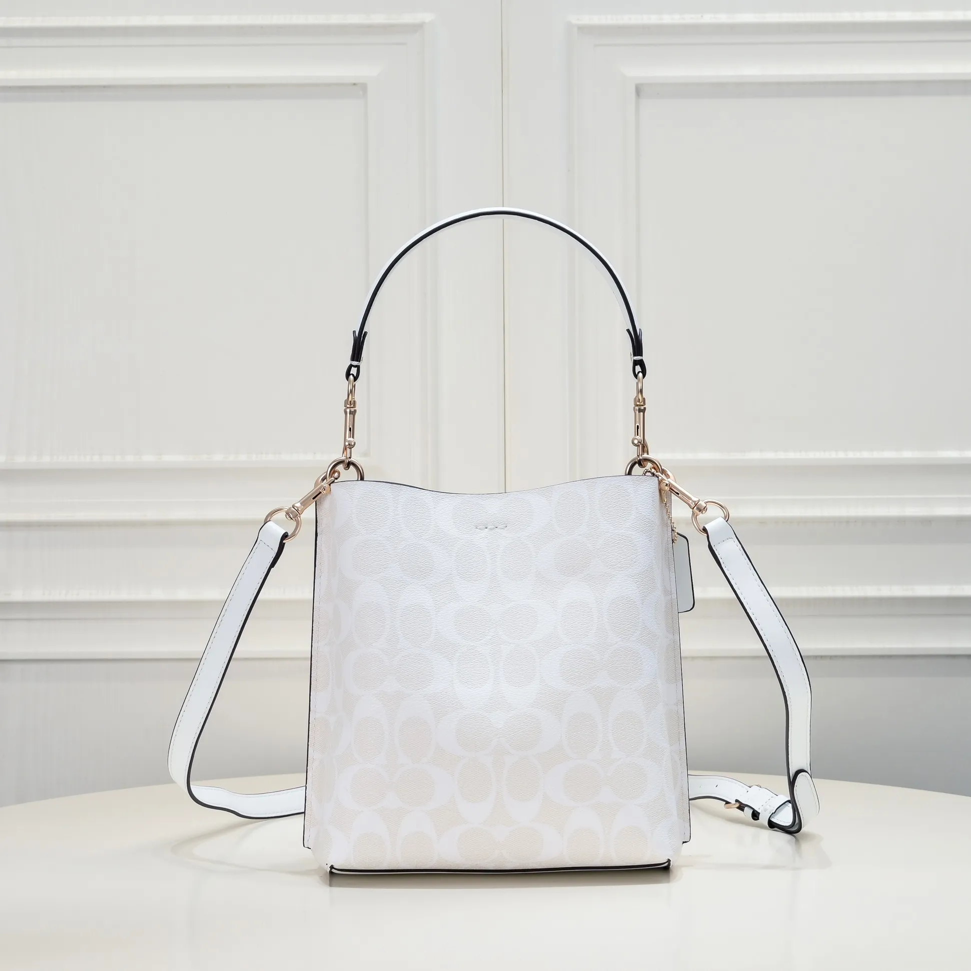 CA582, Coach's latest Mollie series bucket bag, small size, made of old PVC material and cowhide material. It is equipped with two detachable shoulder straps, long and short, which can be carried by hand or cross-body. There is a zipper compartment in the middle of the bag, which has good accommodation. The flat body of the bag is more comfortable on the upper body. Size:22*20*10cm