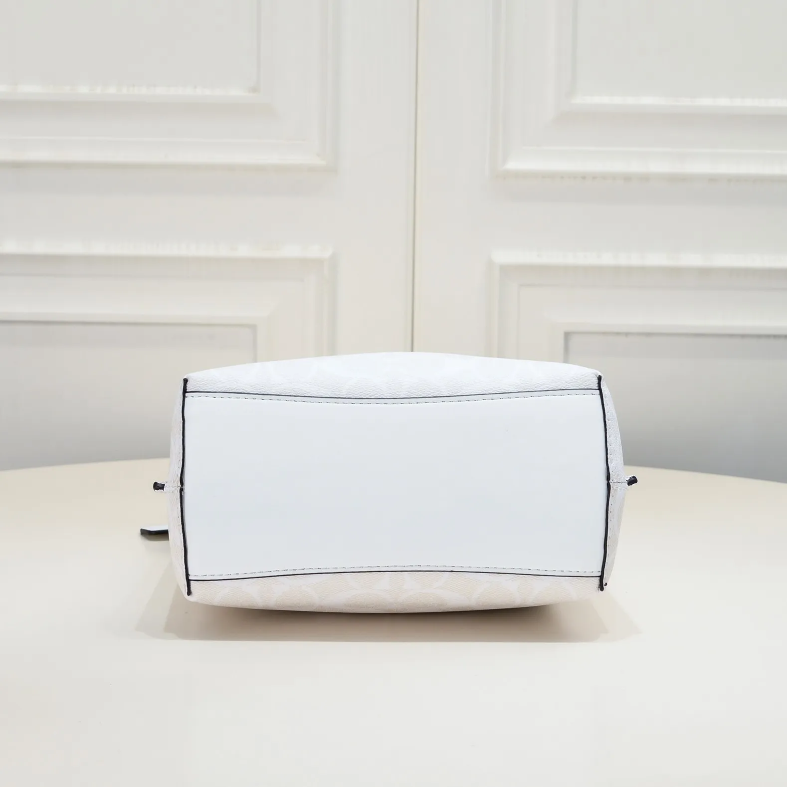 CA582, Coach's latest Mollie series bucket bag, small size, made of old PVC material and cowhide material. It is equipped with two detachable shoulder straps, long and short, which can be carried by hand or cross-body. There is a zipper compartment in the middle of the bag, which has good accommodation. The flat body of the bag is more comfortable on the upper body. Size:22*20*10cm