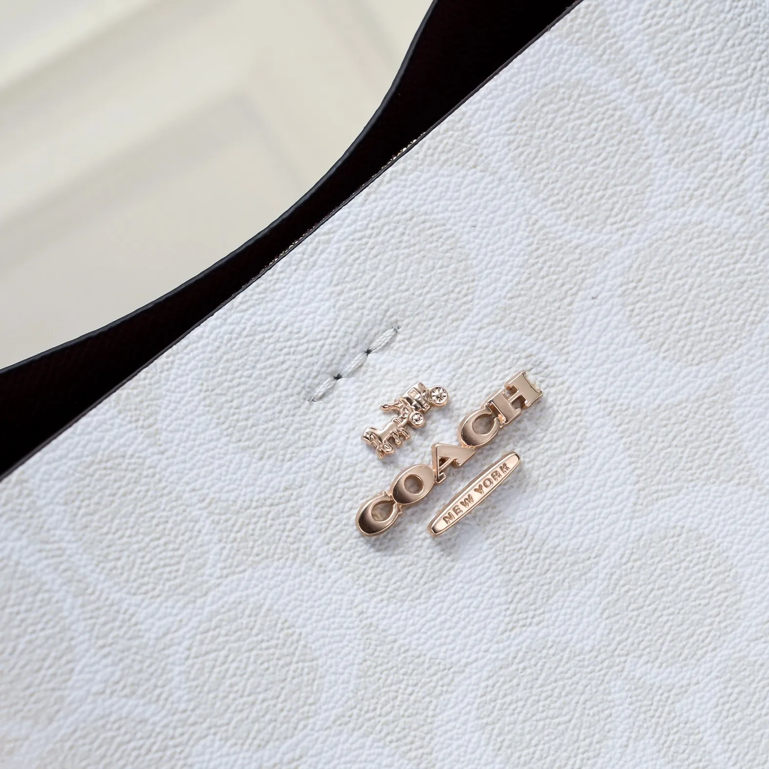 CA582, Coach's latest Mollie series bucket bag, small size, made of old PVC material and cowhide material. It is equipped with two detachable shoulder straps, long and short, which can be carried by hand or cross-body. There is a zipper compartment in the middle of the bag, which has good accommodation. The flat body of the bag is more comfortable on the upper body. Size:22*20*10cm