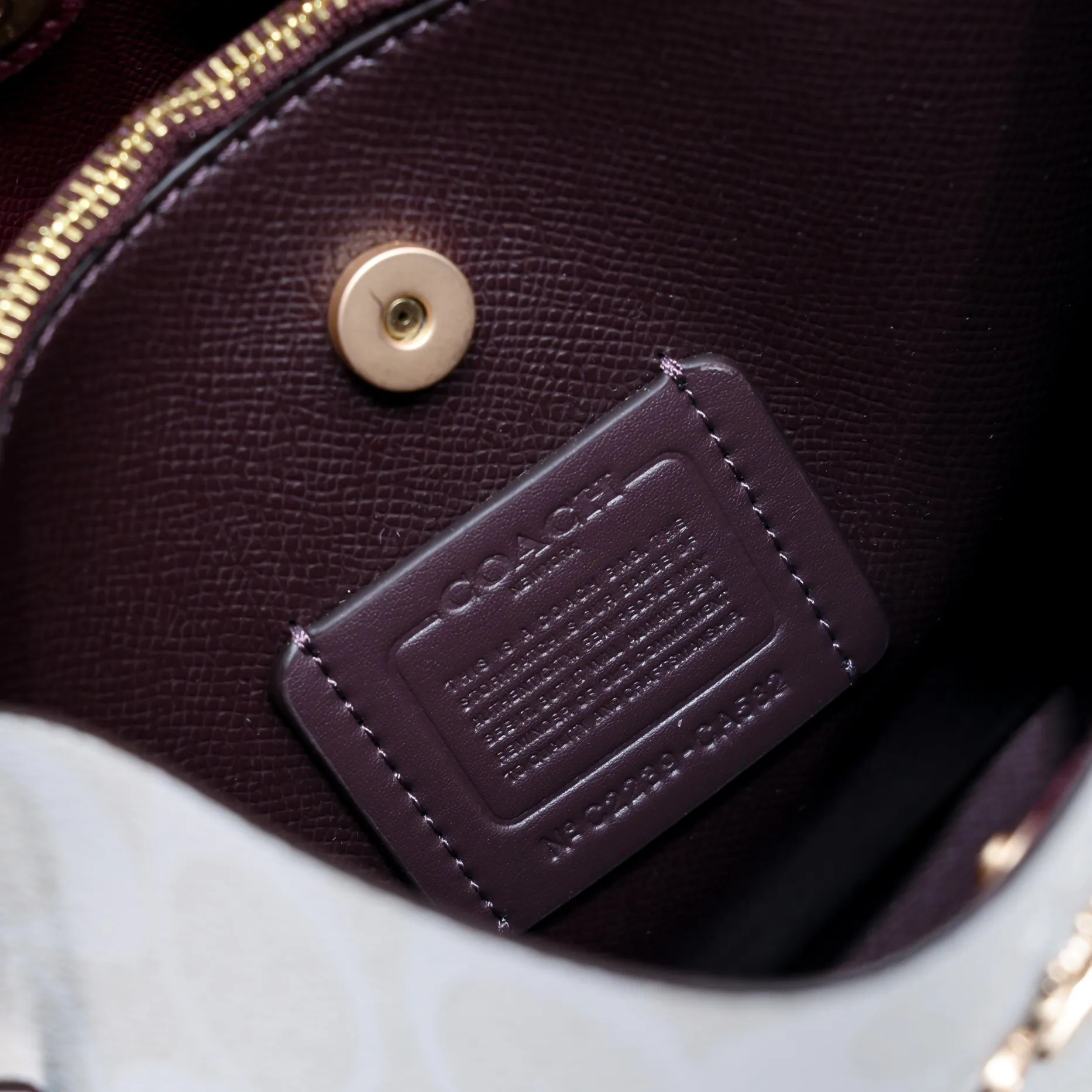 CA582, Coach's latest Mollie series bucket bag, small size, made of old PVC material and cowhide material. It is equipped with two detachable shoulder straps, long and short, which can be carried by hand or cross-body. There is a zipper compartment in the middle of the bag, which has good accommodation. The flat body of the bag is more comfortable on the upper body. Size:22*20*10cm