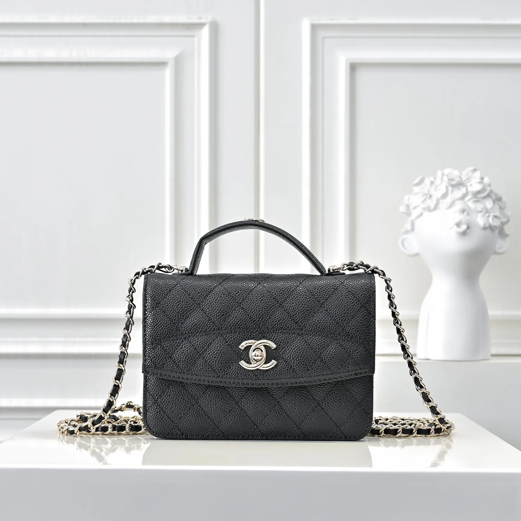 💰420￥Chanel25C spring and summer new logo handbag, shoulder bag, calfskin with gold metal, you can feel the fresh and refined fashion atmosphere at a glance! With its classic design, every detail of it reveals sophistication and elegance. Whether it is the iconic rhombus pattern or the double C logo, it is irresistible, whether it is a formal occasion or a casual trip, it can be perfectly matched. I like it. Size: 178x13cm, style number: 1222