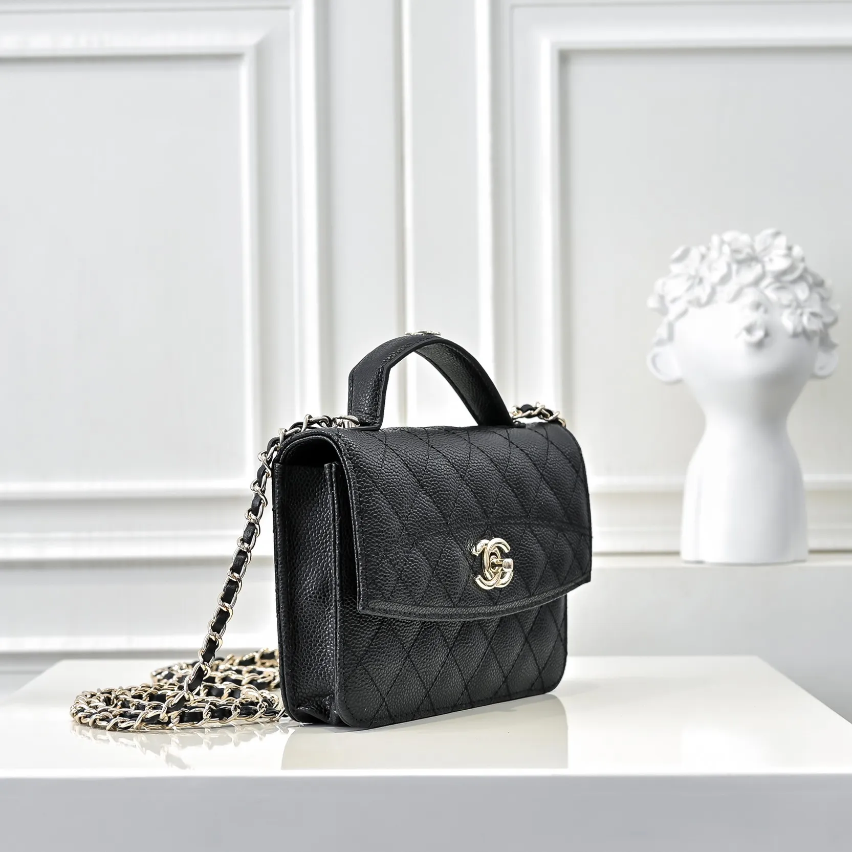 💰420￥Chanel25C spring and summer new logo handbag, shoulder bag, calfskin with gold metal, you can feel the fresh and refined fashion atmosphere at a glance! With its classic design, every detail of it reveals sophistication and elegance. Whether it is the iconic rhombus pattern or the double C logo, it is irresistible, whether it is a formal occasion or a casual trip, it can be perfectly matched. I like it. Size: 178x13cm, style number: 1222