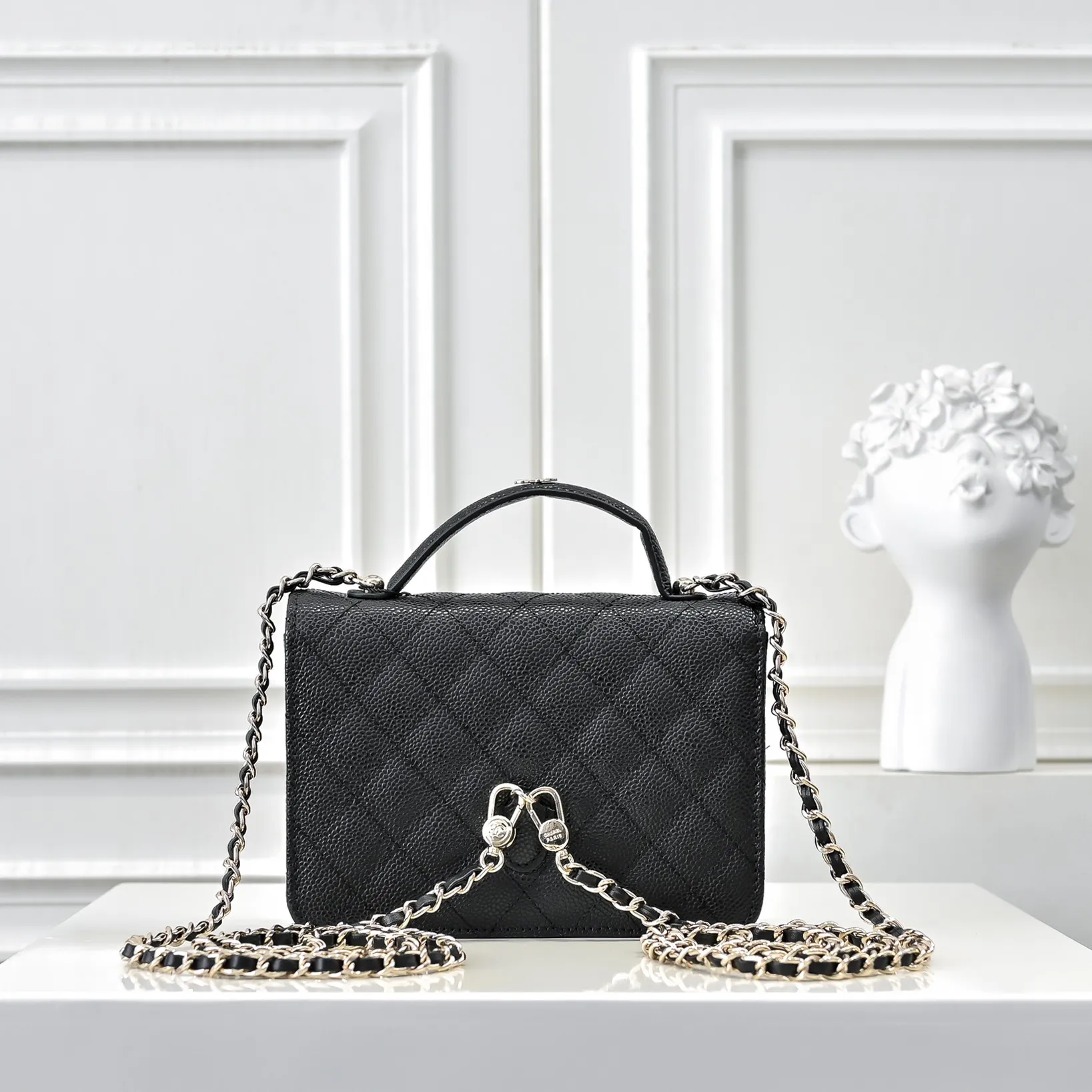 💰420￥Chanel25C spring and summer new logo handbag, shoulder bag, calfskin with gold metal, you can feel the fresh and refined fashion atmosphere at a glance! With its classic design, every detail of it reveals sophistication and elegance. Whether it is the iconic rhombus pattern or the double C logo, it is irresistible, whether it is a formal occasion or a casual trip, it can be perfectly matched. I like it. Size: 178x13cm, style number: 1222