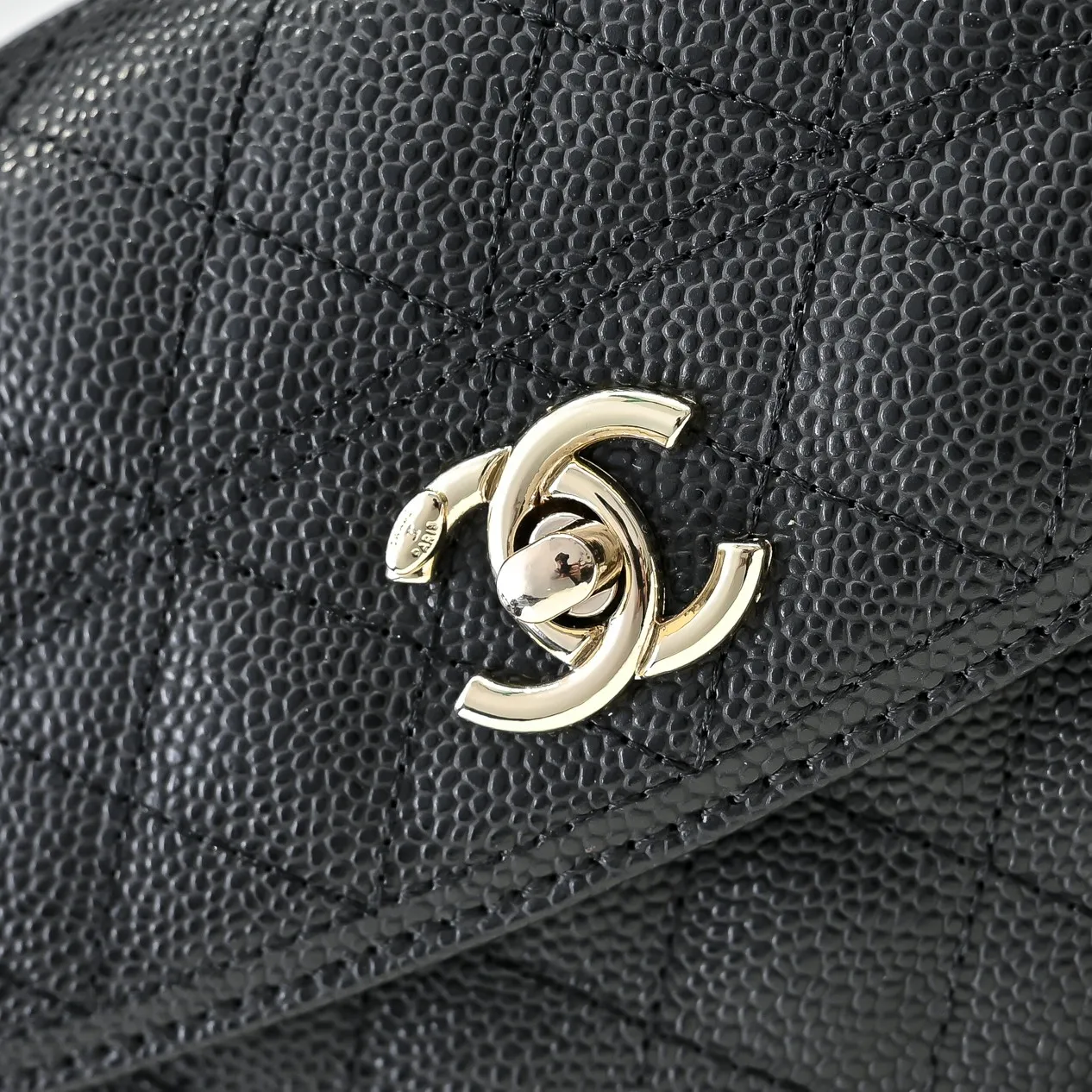 💰420￥Chanel25C spring and summer new logo handbag, shoulder bag, calfskin with gold metal, you can feel the fresh and refined fashion atmosphere at a glance! With its classic design, every detail of it reveals sophistication and elegance. Whether it is the iconic rhombus pattern or the double C logo, it is irresistible, whether it is a formal occasion or a casual trip, it can be perfectly matched. I like it. Size: 178x13cm, style number: 1222