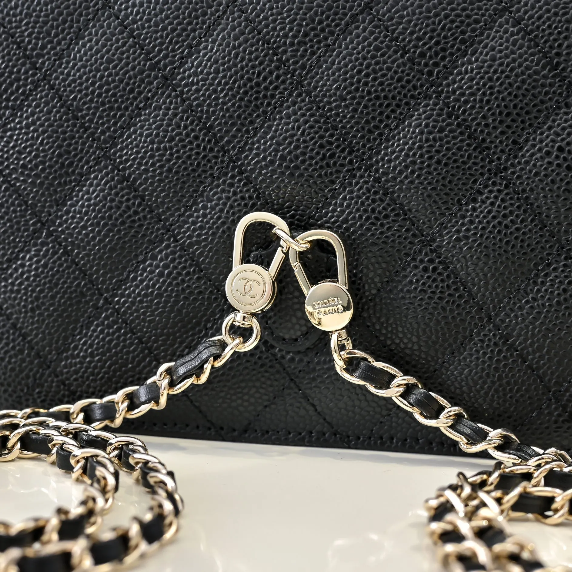 💰420￥Chanel25C spring and summer new logo handbag, shoulder bag, calfskin with gold metal, you can feel the fresh and refined fashion atmosphere at a glance! With its classic design, every detail of it reveals sophistication and elegance. Whether it is the iconic rhombus pattern or the double C logo, it is irresistible, whether it is a formal occasion or a casual trip, it can be perfectly matched. I like it. Size: 178x13cm, style number: 1222