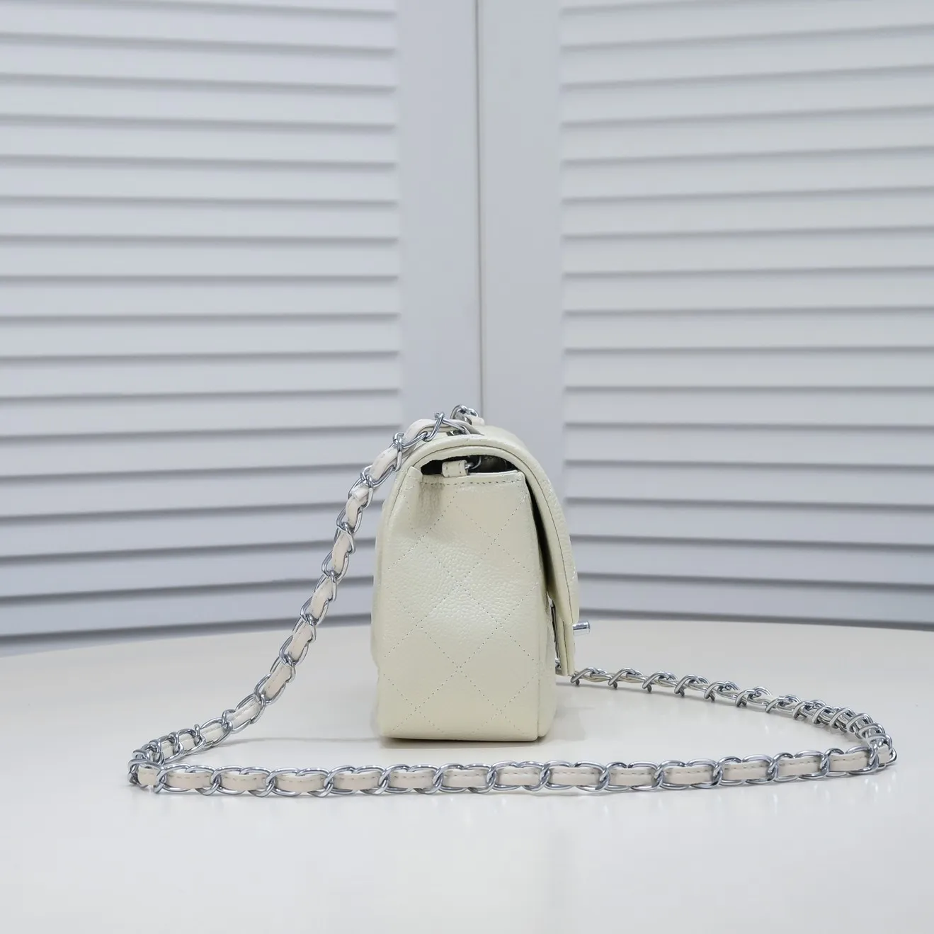 💰310￥ Off-white Chanel🔺🚴🏼💸Choose high-quality sheepskin🌺Original split version to create one to one 💯The hand feel is first-class, 🌲The camera-shaped inspired design fully embodies perfection! [Qiang] [Qiang] Integrates art and practicality, [Ladybug] Gorgeous and low-key plump 💯📨📨Classic is irresistible, ♒ You have to receive it to understand ✈✈🍭🍭Insist on high quality and low price🐟🐟, model number: 1115, size: 17.5*13*5 cm