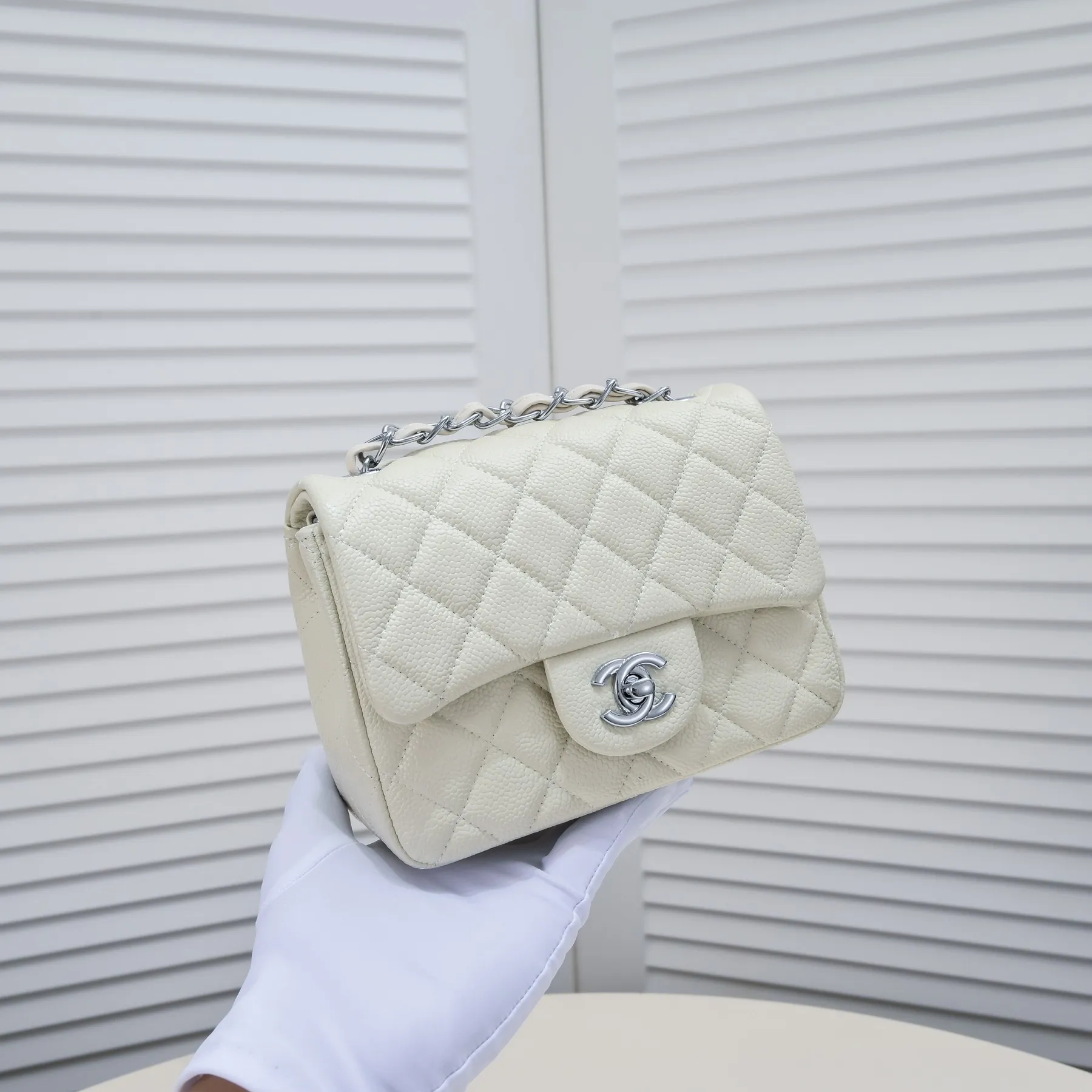 💰310￥ Off-white Chanel🔺🚴🏼💸Choose high-quality sheepskin🌺Original split version to create one to one 💯The hand feel is first-class, 🌲The camera-shaped inspired design fully embodies perfection! [Qiang] [Qiang] Integrates art and practicality, [Ladybug] Gorgeous and low-key plump 💯📨📨Classic is irresistible, ♒ You have to receive it to understand ✈✈🍭🍭Insist on high quality and low price🐟🐟, model number: 1115, size: 17.5*13*5 cm