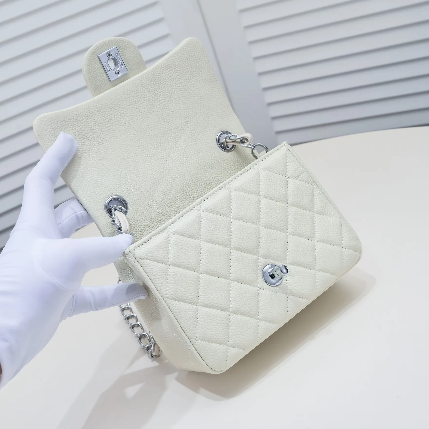 💰310￥ Off-white Chanel🔺🚴🏼💸Choose high-quality sheepskin🌺Original split version to create one to one 💯The hand feel is first-class, 🌲The camera-shaped inspired design fully embodies perfection! [Qiang] [Qiang] Integrates art and practicality, [Ladybug] Gorgeous and low-key plump 💯📨📨Classic is irresistible, ♒ You have to receive it to understand ✈✈🍭🍭Insist on high quality and low price🐟🐟, model number: 1115, size: 17.5*13*5 cm