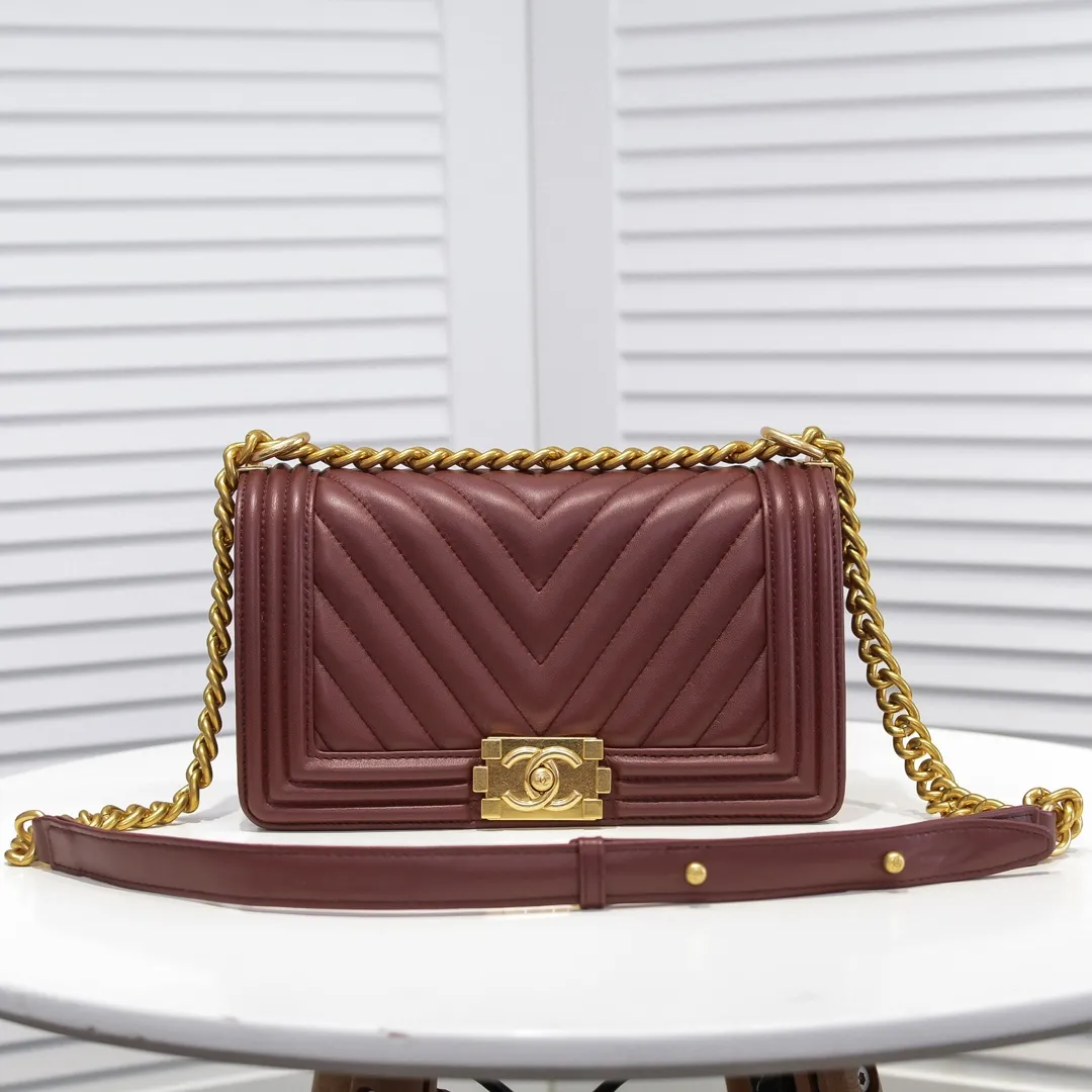 💰420￥ (Full sheepskin with original hardware) [Smile] Chanel Chanel 👑 Lambskin [Lightning] Thickened electroplated hardware accessories 🌈 Workmanship is comparable to the original order 💪 The bottom can be pinched Marks rebound, absolutely spot-on, real-life photos, fashionable and durable💪💪High-end quality, no pressure in and out of the drill cabinet💏, size 25*15*8cm, model number: 67086 gold V grid
