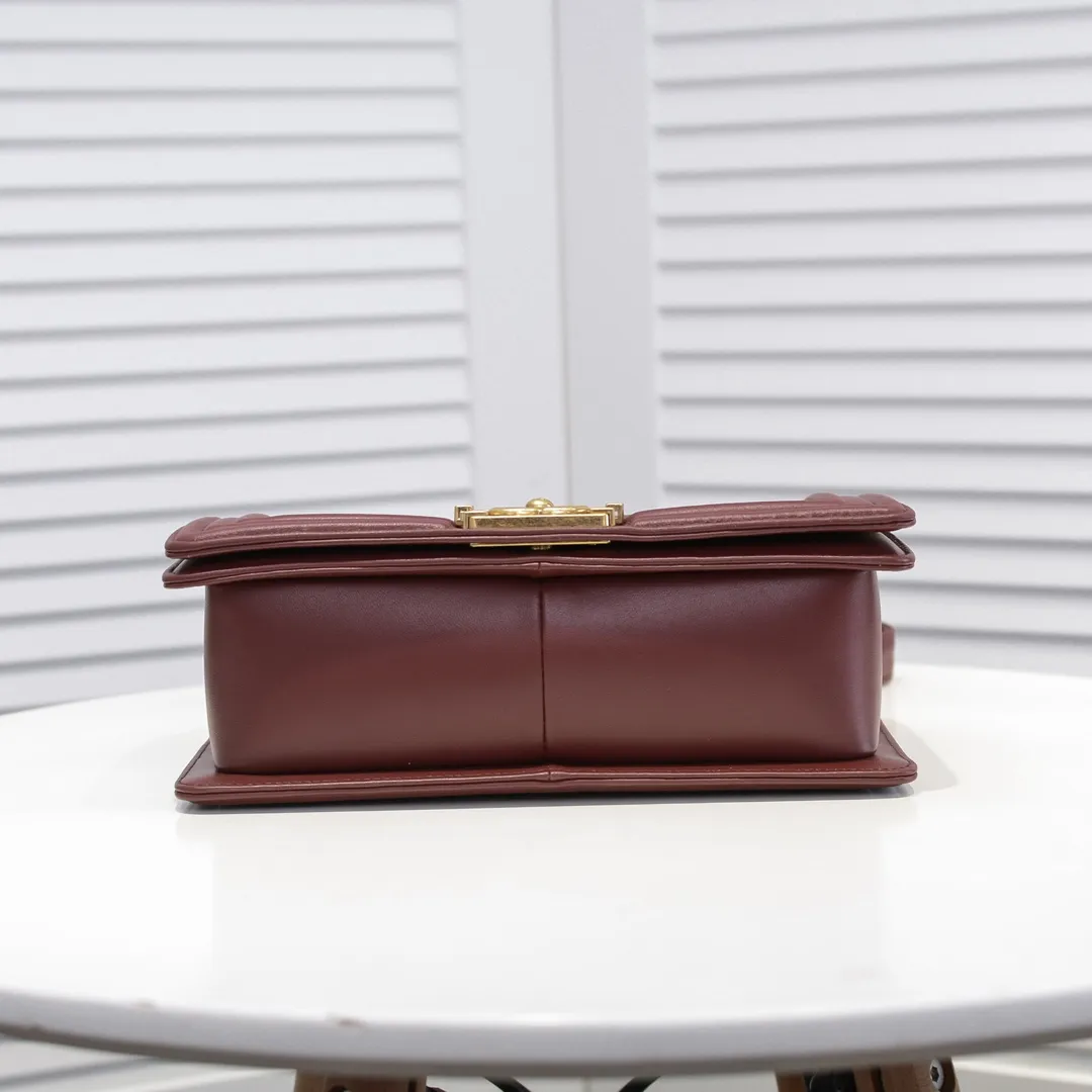 💰420￥ (Full sheepskin with original hardware) [Smile] Chanel Chanel 👑 Lambskin [Lightning] Thickened electroplated hardware accessories 🌈 Workmanship is comparable to the original order 💪 The bottom can be pinched Marks rebound, absolutely spot-on, real-life photos, fashionable and durable💪💪High-end quality, no pressure in and out of the drill cabinet💏, size 25*15*8cm, model number: 67086 gold V grid