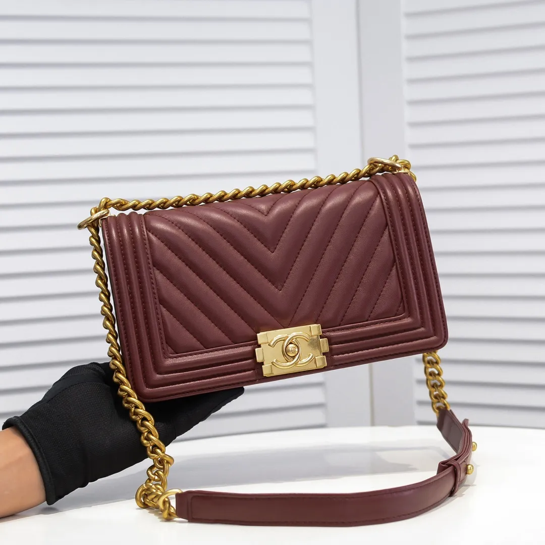 💰420￥ (Full sheepskin with original hardware) [Smile] Chanel Chanel 👑 Lambskin [Lightning] Thickened electroplated hardware accessories 🌈 Workmanship is comparable to the original order 💪 The bottom can be pinched Marks rebound, absolutely spot-on, real-life photos, fashionable and durable💪💪High-end quality, no pressure in and out of the drill cabinet💏, size 25*15*8cm, model number: 67086 gold V grid