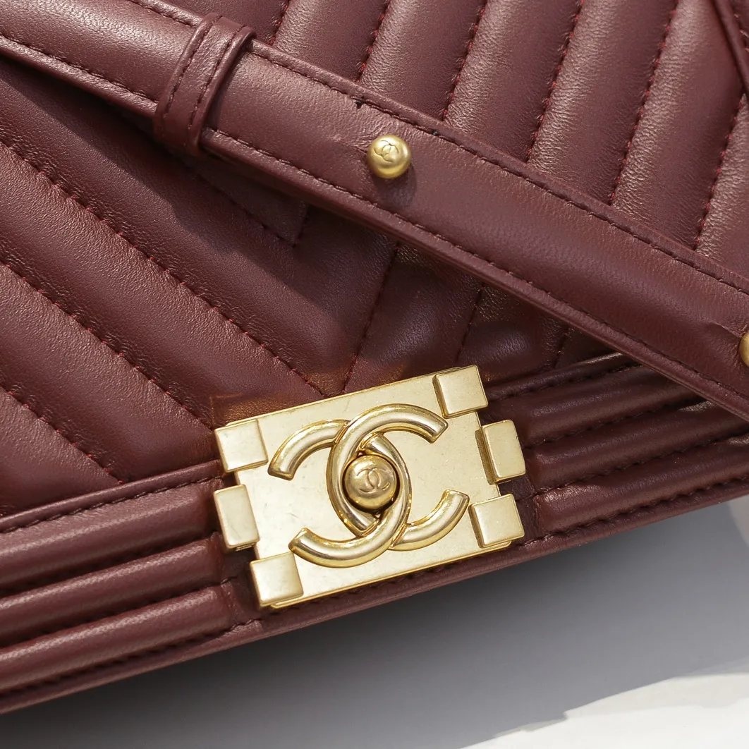 💰420￥ (Full sheepskin with original hardware) [Smile] Chanel Chanel 👑 Lambskin [Lightning] Thickened electroplated hardware accessories 🌈 Workmanship is comparable to the original order 💪 The bottom can be pinched Marks rebound, absolutely spot-on, real-life photos, fashionable and durable💪💪High-end quality, no pressure in and out of the drill cabinet💏, size 25*15*8cm, model number: 67086 gold V grid