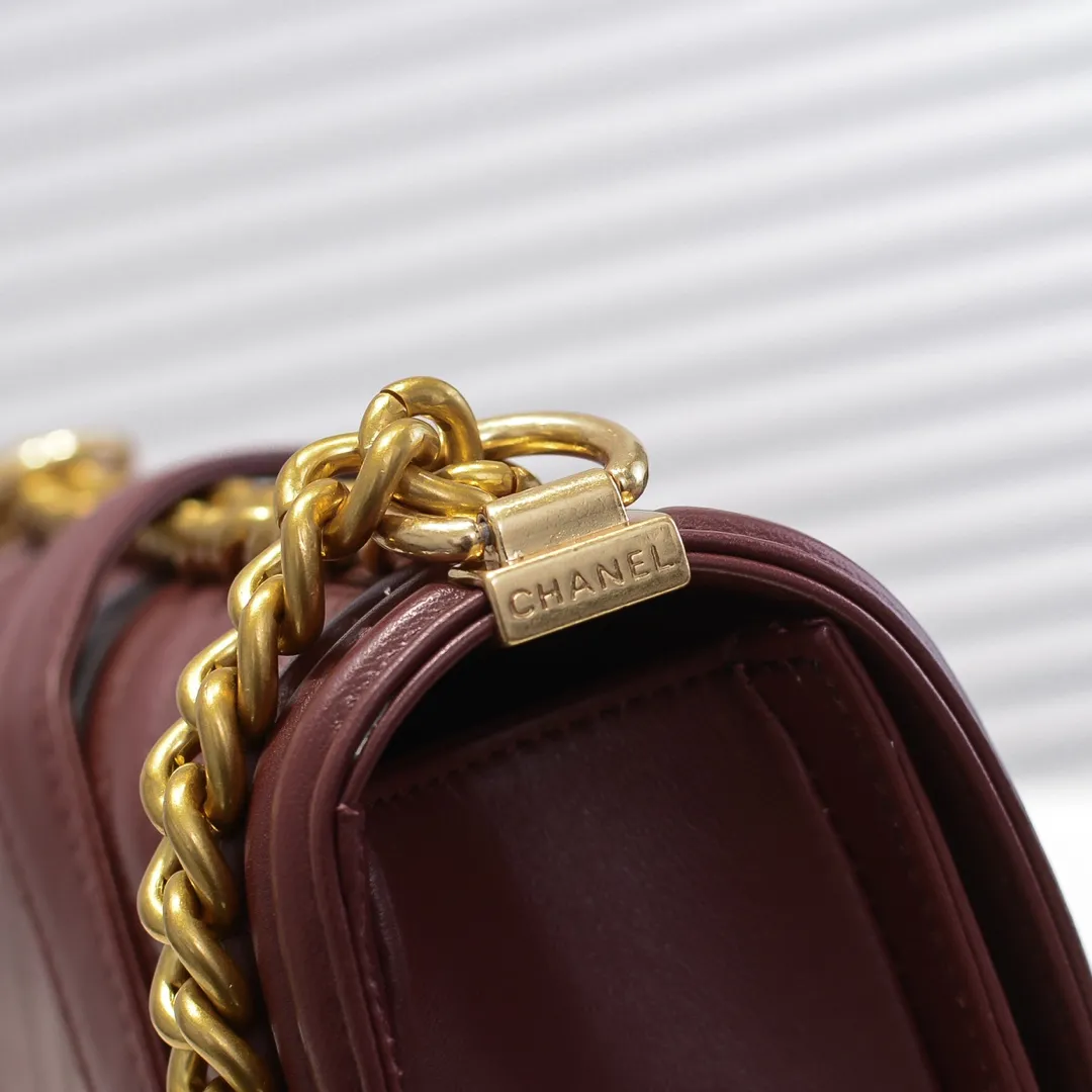 💰420￥ (Full sheepskin with original hardware) [Smile] Chanel Chanel 👑 Lambskin [Lightning] Thickened electroplated hardware accessories 🌈 Workmanship is comparable to the original order 💪 The bottom can be pinched Marks rebound, absolutely spot-on, real-life photos, fashionable and durable💪💪High-end quality, no pressure in and out of the drill cabinet💏, size 25*15*8cm, model number: 67086 gold V grid