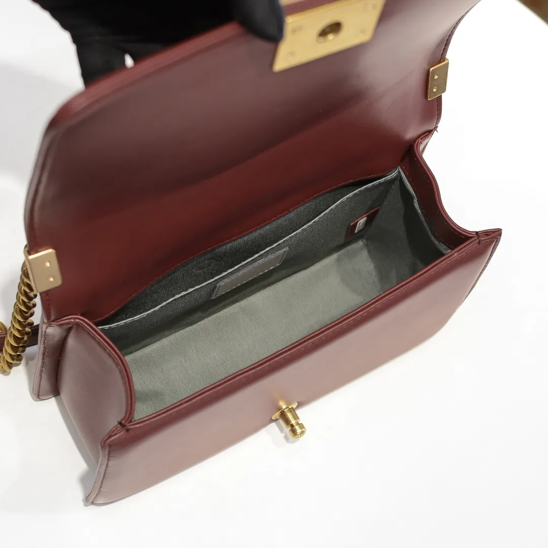💰420￥ (Full sheepskin with original hardware) [Smile] Chanel Chanel 👑 Lambskin [Lightning] Thickened electroplated hardware accessories 🌈 Workmanship is comparable to the original order 💪 The bottom can be pinched Marks rebound, absolutely spot-on, real-life photos, fashionable and durable💪💪High-end quality, no pressure in and out of the drill cabinet💏, size 25*15*8cm, model number: 67086 gold V grid