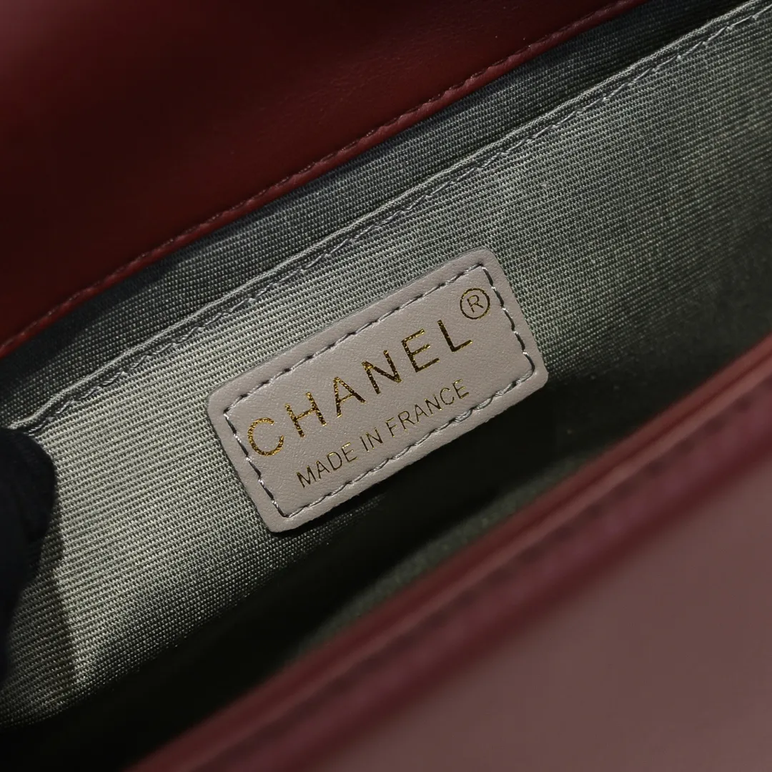 💰420￥ (Full sheepskin with original hardware) [Smile] Chanel Chanel 👑 Lambskin [Lightning] Thickened electroplated hardware accessories 🌈 Workmanship is comparable to the original order 💪 The bottom can be pinched Marks rebound, absolutely spot-on, real-life photos, fashionable and durable💪💪High-end quality, no pressure in and out of the drill cabinet💏, size 25*15*8cm, model number: 67086 gold V grid