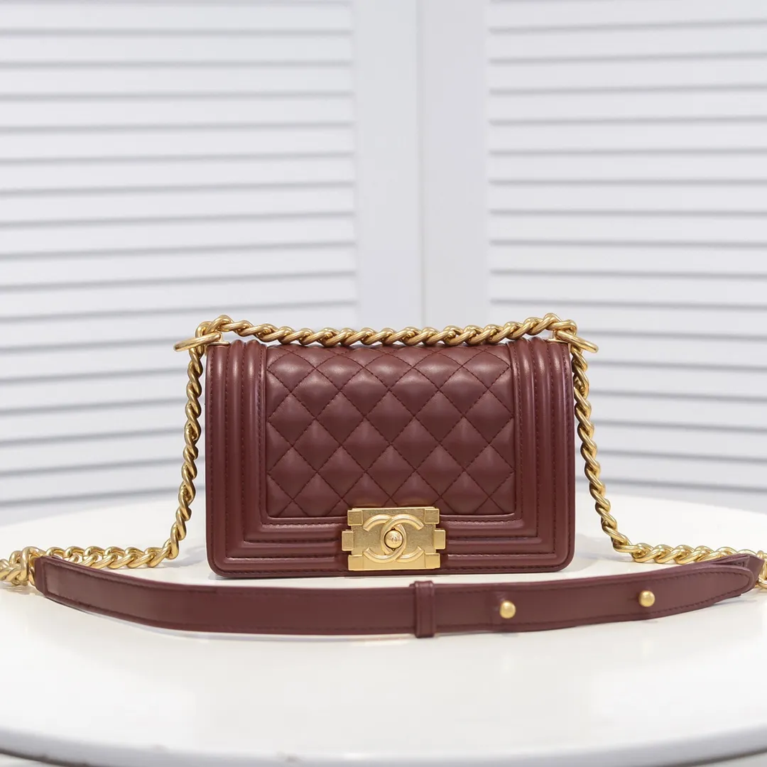 💰400￥ (Full sheepskin with original hardware) [Smile] Chanel Chanel 👑 Lambskin [Lightning] Thickened electroplated hardware accessories 🌈 Workmanship is comparable to the original order 💪 The bottom can be pinched and rebounded without trace, absolutely spot-on and real-life, fashionable and durable 💪💪 High-end quality, no pressure in and out of the drill cabinet 💏, size 20*12*7cm Style number: 67085