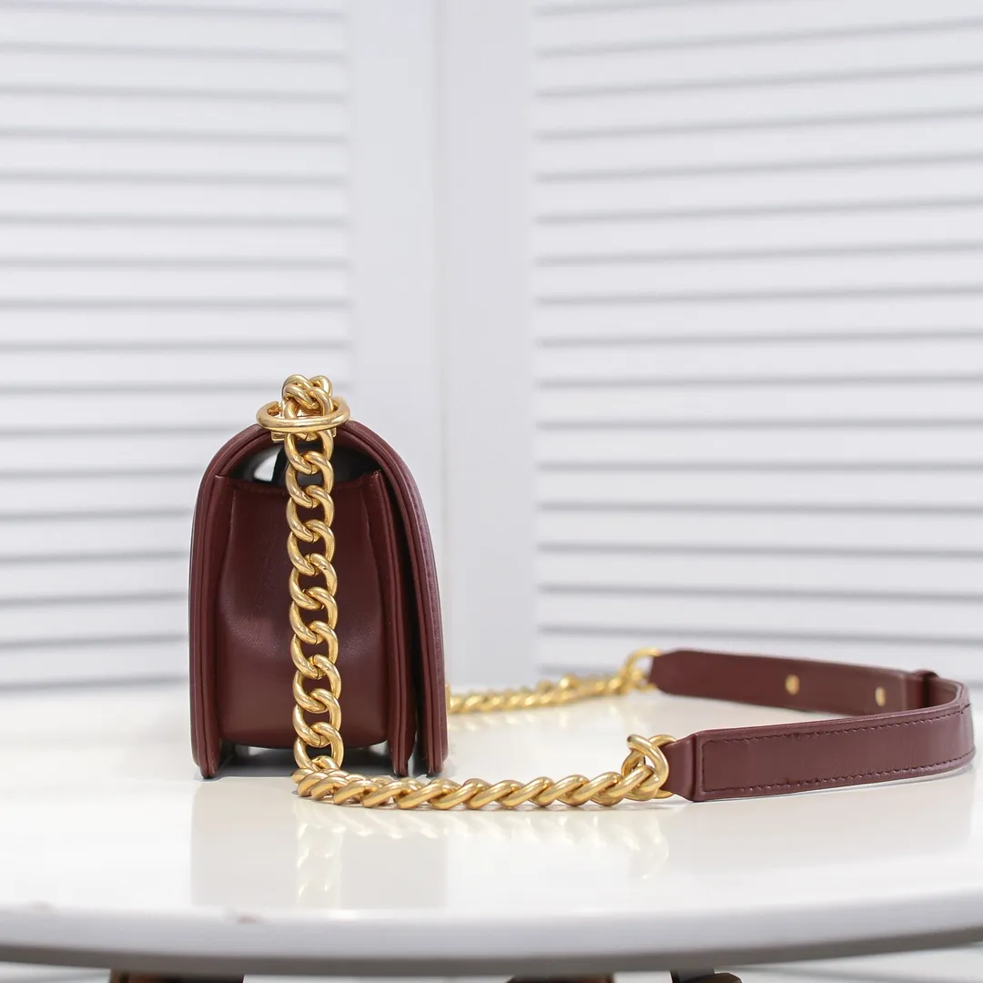 💰400￥ (Full sheepskin with original hardware) [Smile] Chanel Chanel 👑 Lambskin [Lightning] Thickened electroplated hardware accessories 🌈 Workmanship is comparable to the original order 💪 The bottom can be pinched and rebounded without trace, absolutely spot-on and real-life, fashionable and durable 💪💪 High-end quality, no pressure in and out of the drill cabinet 💏, size 20*12*7cm Style number: 67085