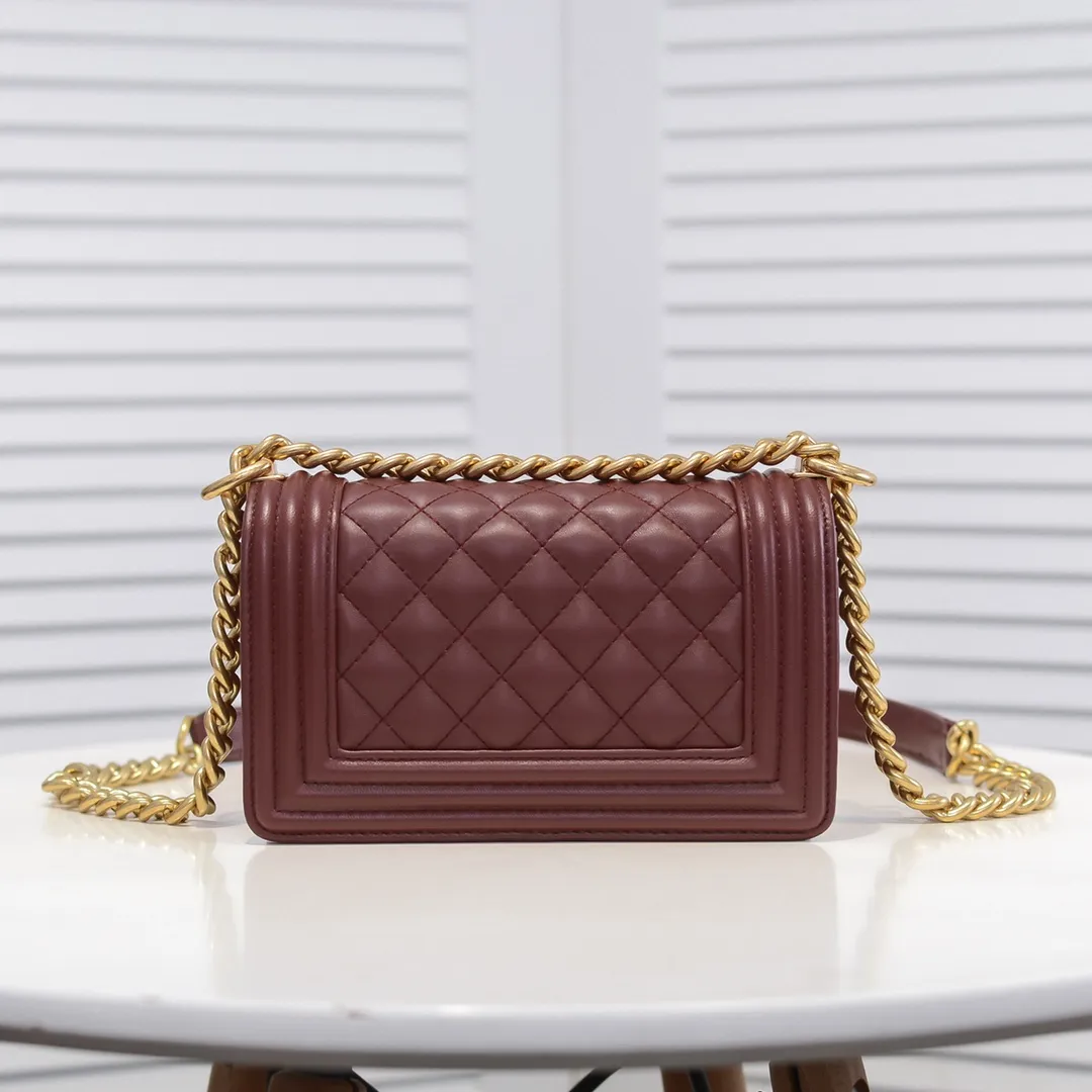 💰400￥ (Full sheepskin with original hardware) [Smile] Chanel Chanel 👑 Lambskin [Lightning] Thickened electroplated hardware accessories 🌈 Workmanship is comparable to the original order 💪 The bottom can be pinched and rebounded without trace, absolutely spot-on and real-life, fashionable and durable 💪💪 High-end quality, no pressure in and out of the drill cabinet 💏, size 20*12*7cm Style number: 67085