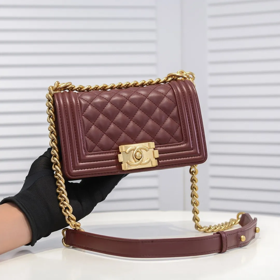 💰400￥ (Full sheepskin with original hardware) [Smile] Chanel Chanel 👑 Lambskin [Lightning] Thickened electroplated hardware accessories 🌈 Workmanship is comparable to the original order 💪 The bottom can be pinched and rebounded without trace, absolutely spot-on and real-life, fashionable and durable 💪💪 High-end quality, no pressure in and out of the drill cabinet 💏, size 20*12*7cm Style number: 67085
