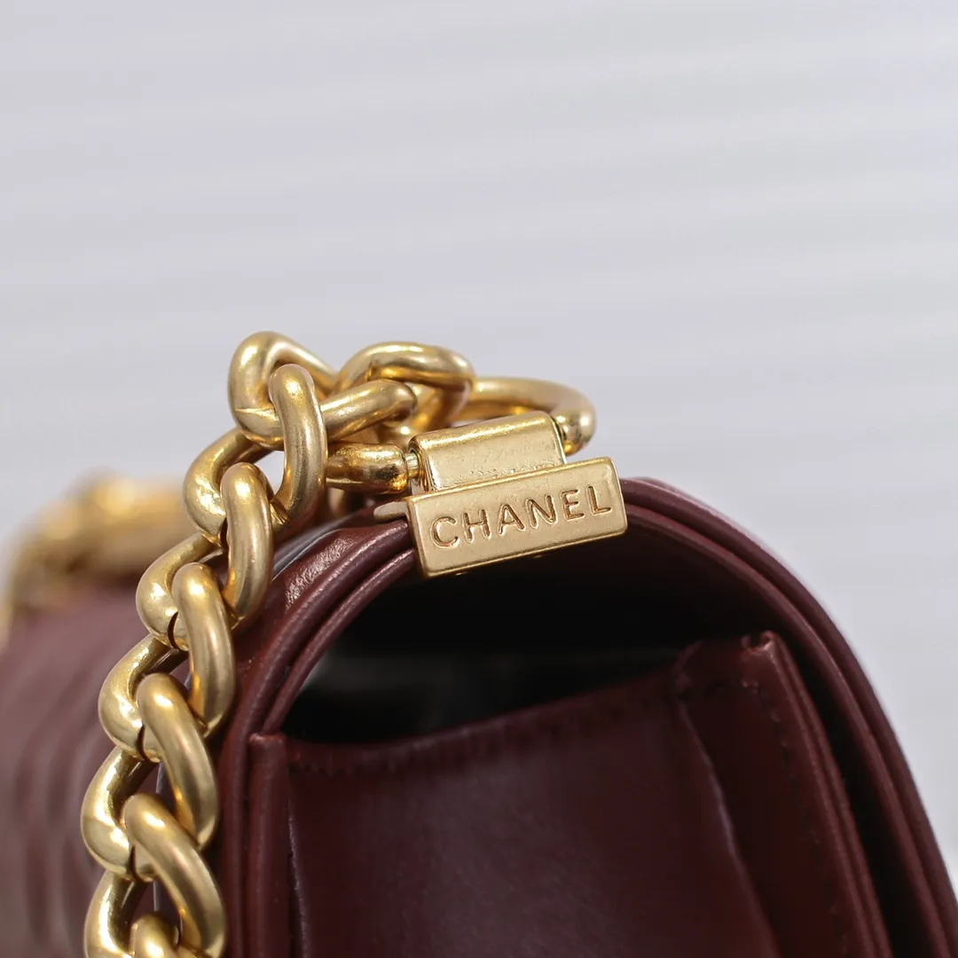 💰400￥ (Full sheepskin with original hardware) [Smile] Chanel Chanel 👑 Lambskin [Lightning] Thickened electroplated hardware accessories 🌈 Workmanship is comparable to the original order 💪 The bottom can be pinched and rebounded without trace, absolutely spot-on and real-life, fashionable and durable 💪💪 High-end quality, no pressure in and out of the drill cabinet 💏, size 20*12*7cm Style number: 67085