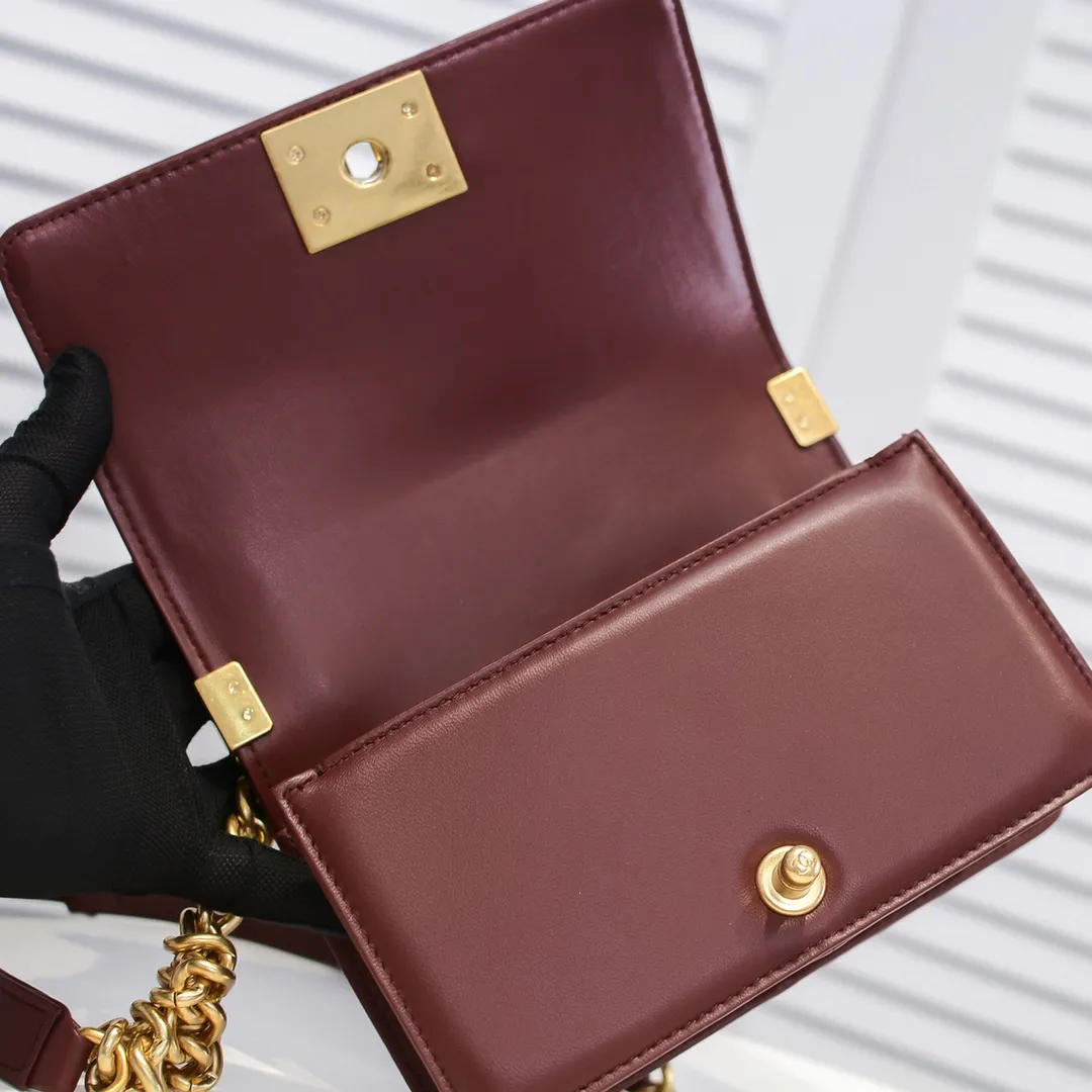 💰400￥ (Full sheepskin with original hardware) [Smile] Chanel Chanel 👑 Lambskin [Lightning] Thickened electroplated hardware accessories 🌈 Workmanship is comparable to the original order 💪 The bottom can be pinched and rebounded without trace, absolutely spot-on and real-life, fashionable and durable 💪💪 High-end quality, no pressure in and out of the drill cabinet 💏, size 20*12*7cm Style number: 67085
