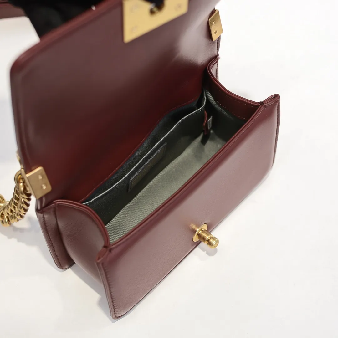 💰400￥ (Full sheepskin with original hardware) [Smile] Chanel Chanel 👑 Lambskin [Lightning] Thickened electroplated hardware accessories 🌈 Workmanship is comparable to the original order 💪 The bottom can be pinched and rebounded without trace, absolutely spot-on and real-life, fashionable and durable 💪💪 High-end quality, no pressure in and out of the drill cabinet 💏, size 20*12*7cm Style number: 67085