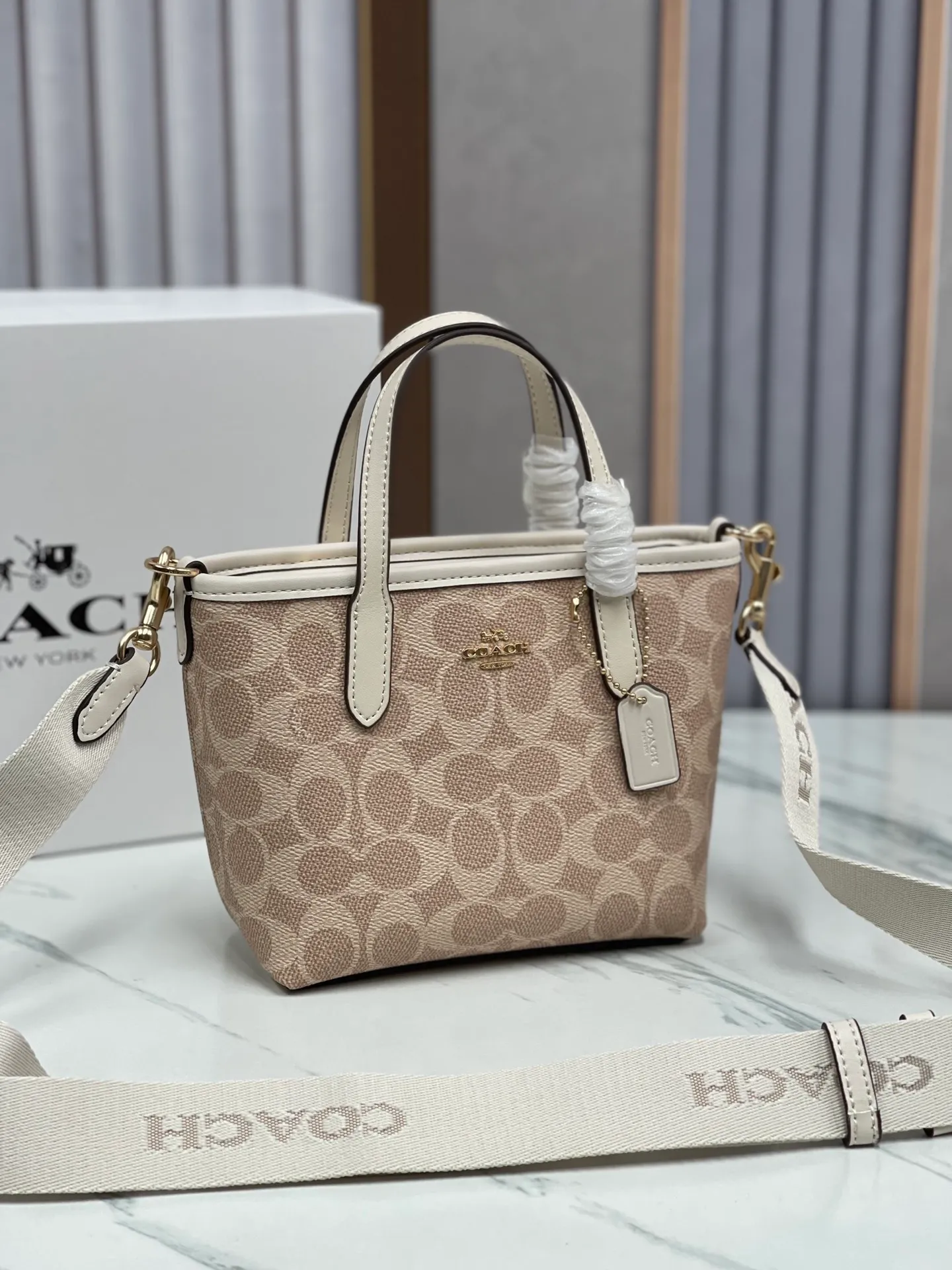 P360¥Coach’s new Mini City mini tote cross-body dumpling bag model CW032 counter actual shot, size 17*14*8