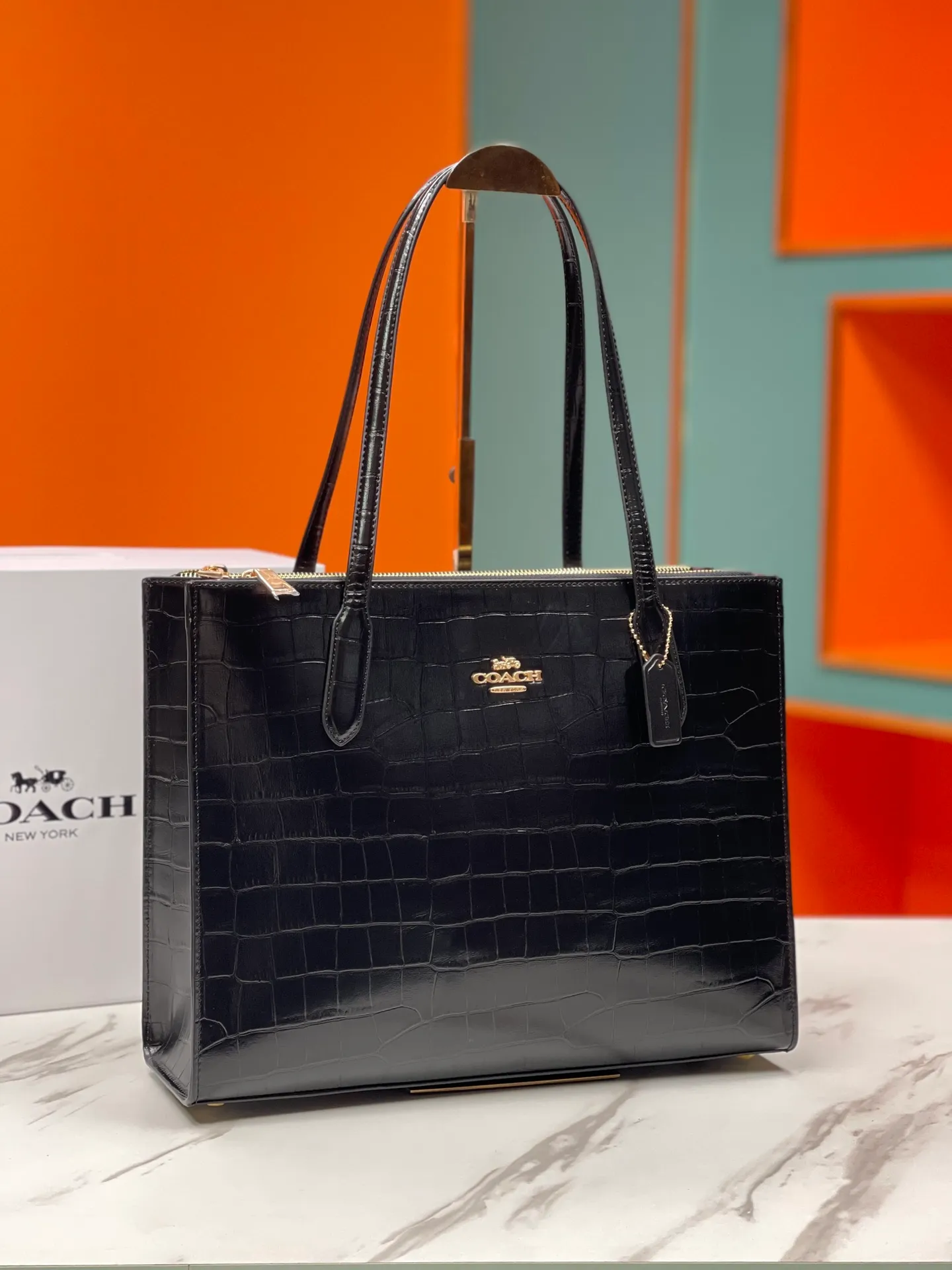 Batch 480💰COACH/Coach new model | Model CL654Nina tote bag is suitable for commuting in the office. It is very versatile and classic. It has a large capacity and can easily accommodate all office needs. Two of the other three compartments have zippers, which facilitates storage of items while ensuring safety. It is a truly practical tote. Size 36/28/8