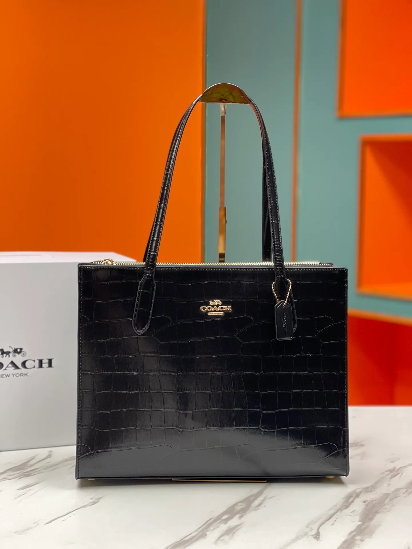 Batch 480💰COACH/Coach new model | Model CL654Nina tote bag is suitable for commuting in the office. It is very versatile and classic. It has a large capacity and can easily accommodate all office needs. Two of the other three compartments have zippers, which facilitates storage of items while ensuring safety. It is a truly practical tote. Size 36/28/8