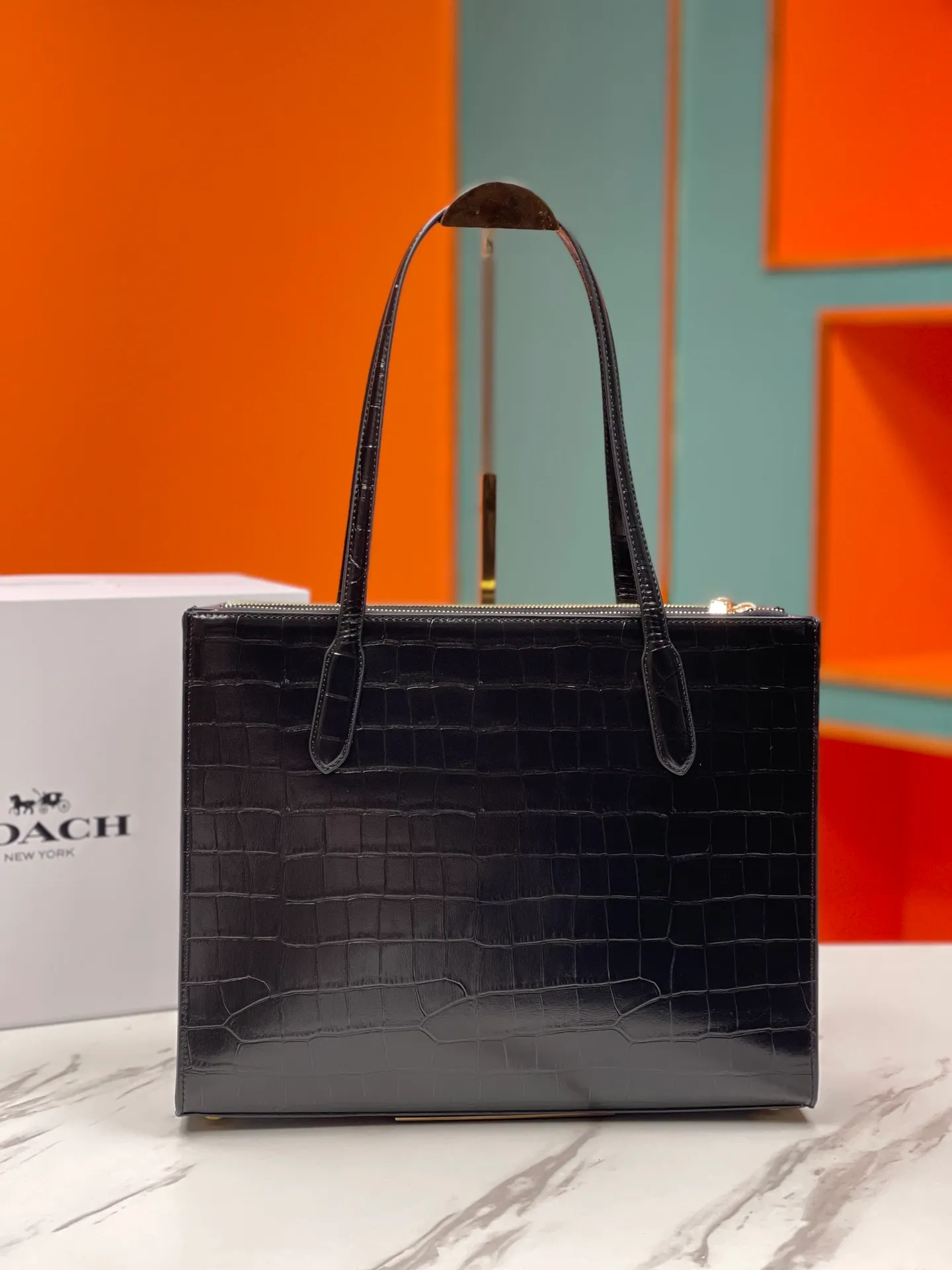 Batch 480💰COACH/Coach new model | Model CL654Nina tote bag is suitable for commuting in the office. It is very versatile and classic. It has a large capacity and can easily accommodate all office needs. Two of the other three compartments have zippers, which facilitates storage of items while ensuring safety. It is a truly practical tote. Size 36/28/8
