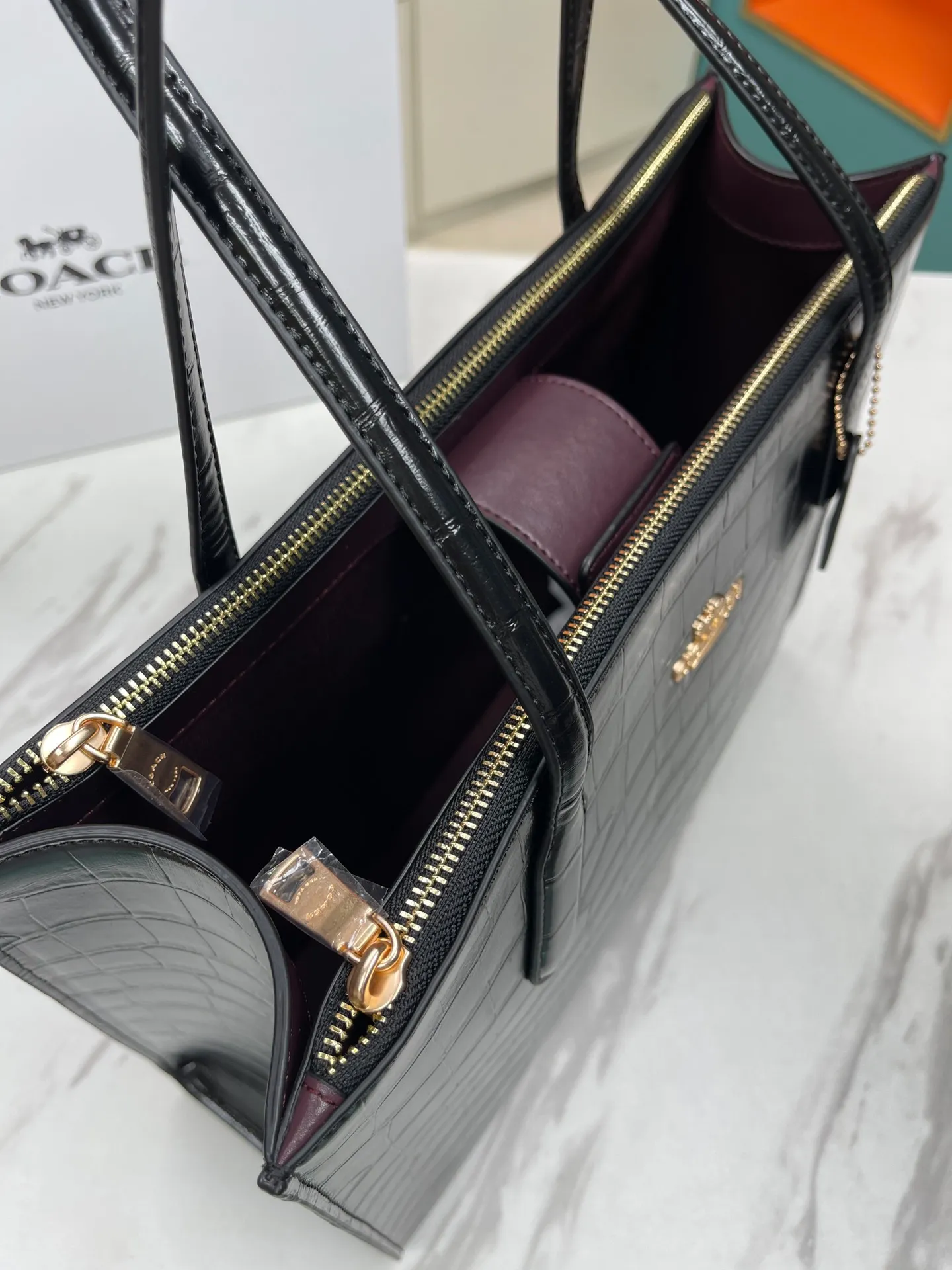 Batch 480💰COACH/Coach new model | Model CL654Nina tote bag is suitable for commuting in the office. It is very versatile and classic. It has a large capacity and can easily accommodate all office needs. Two of the other three compartments have zippers, which facilitates storage of items while ensuring safety. It is a truly practical tote. Size 36/28/8