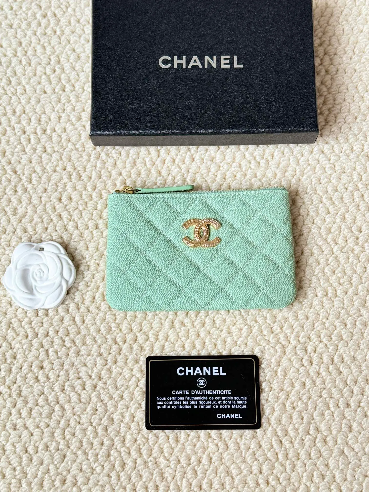 💰130 CHANEL 22k embossed lgo large double C hardware, fresh design, exquisite replica flavor, very beautiful, official website 2023 latest 🆕Card holder. Caviar medium ball grain cowhide is anti-scratch, super glossy. It is troublesome to carry a bag that is too big in summer. It is suitable for putting in a mini bag, and it is convenient to put in your pocket😍 The bag has a zipper, super practical, you can also put cards, change, coins, keys inside! Style number: 82365 Size: 15*8.5 Color: ball pattern gold,